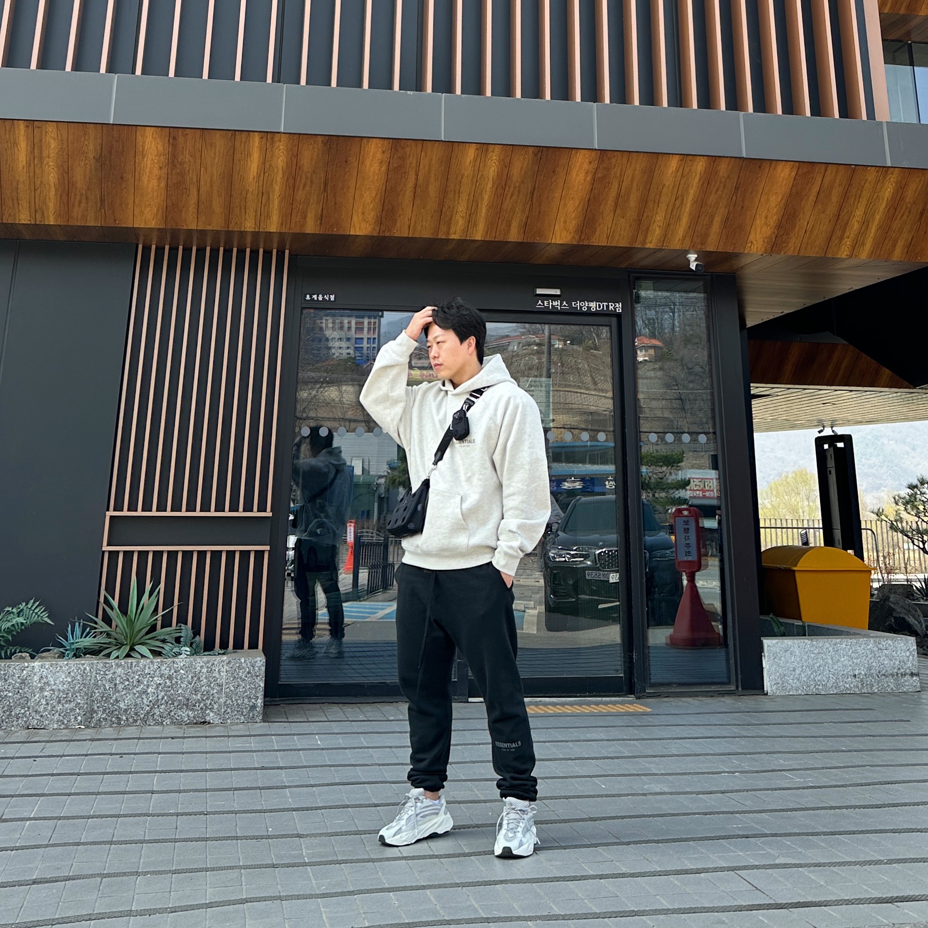 Essentials The Core Collection Pullover Hoodie Oatmeal, Essentials The Core Collection Sweatpants Black 착용 스타일