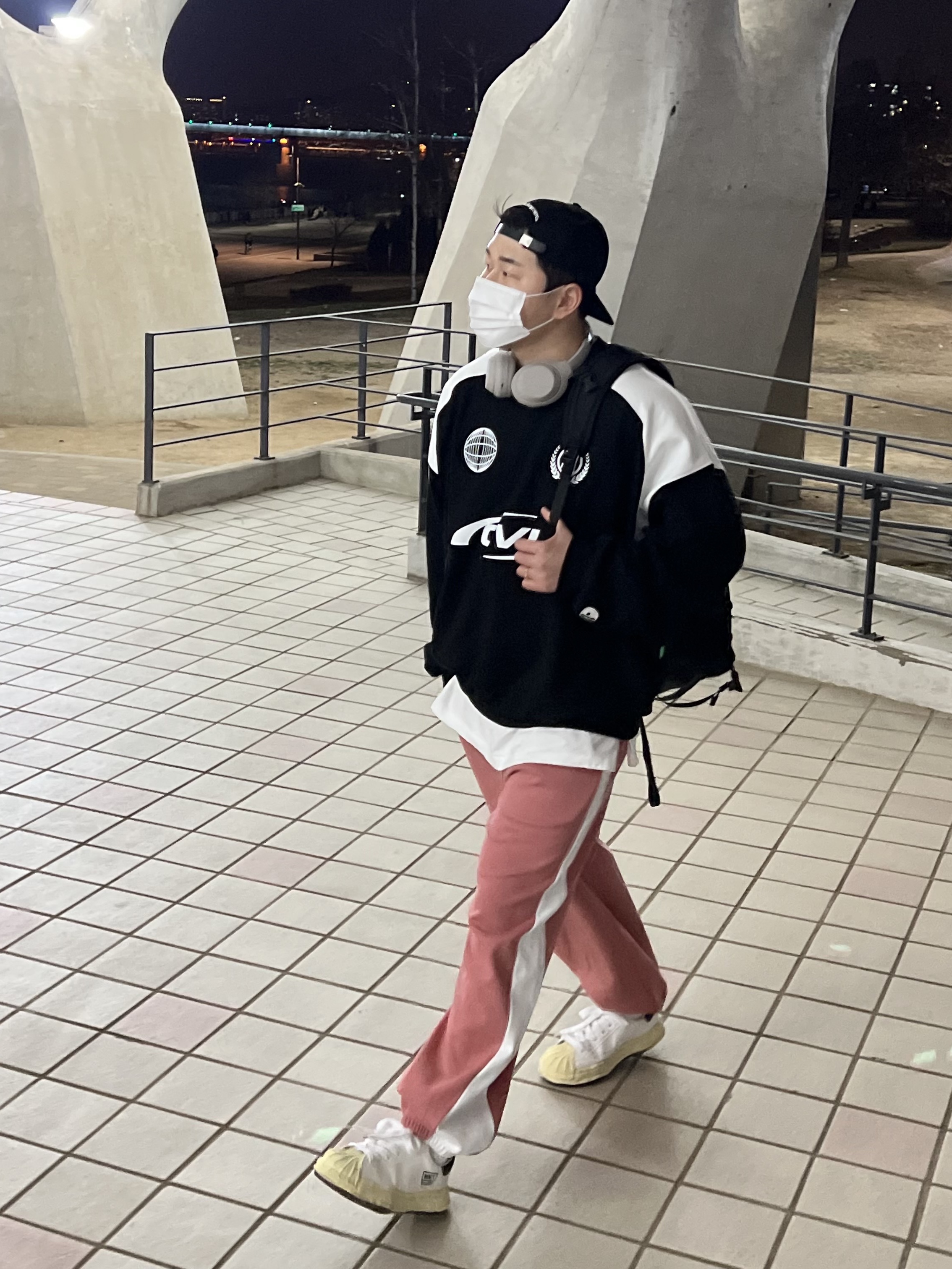 Maison Mihara Yasuhiro Blakey VL OG Sole Canvas Low-top Sneakers White, Sony WH-1000XM4 Platinum Silver (Korean Ver.) 착용 스타일 - 2