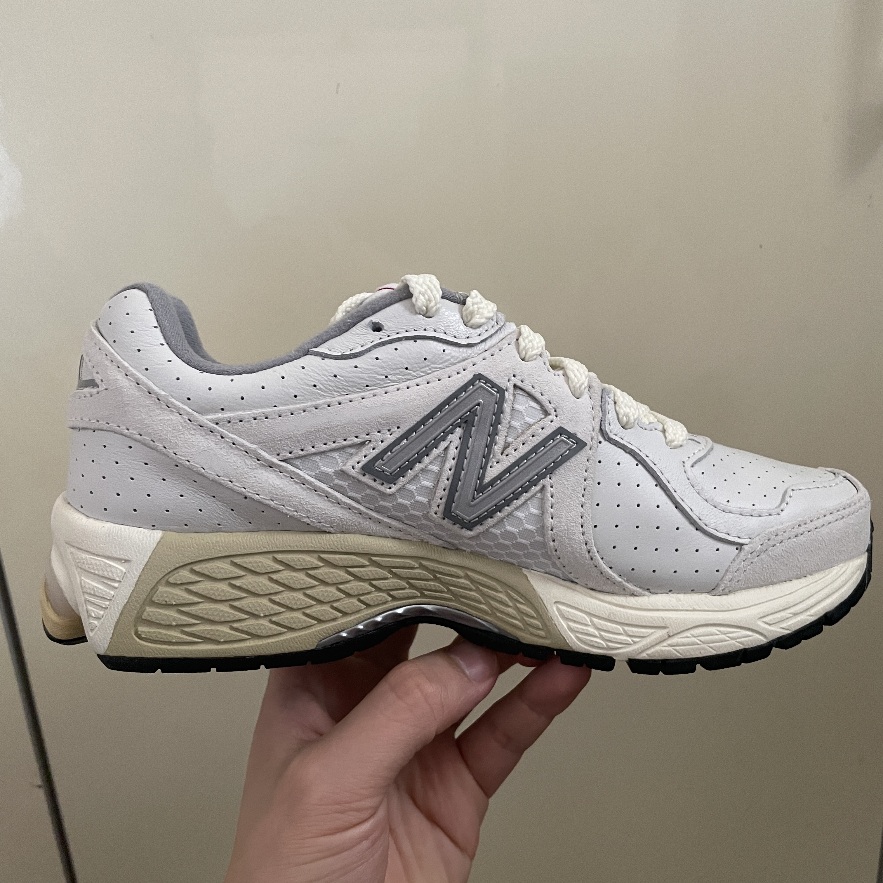 New Balance x Thisisneverthat 860v2 White 착용 스타일