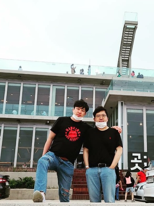 Nike x Stranger Things NRG T-Shirt Black Red, Nike Epic React Flyknit White Racer Blue 착용 스타일