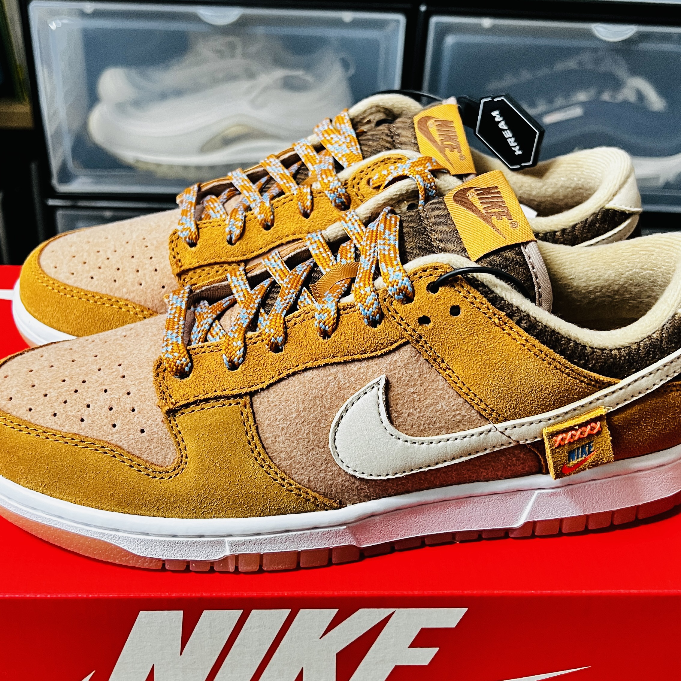 Nike Dunk Low SE Praline Desert Ochre 착용 스타일 - 2