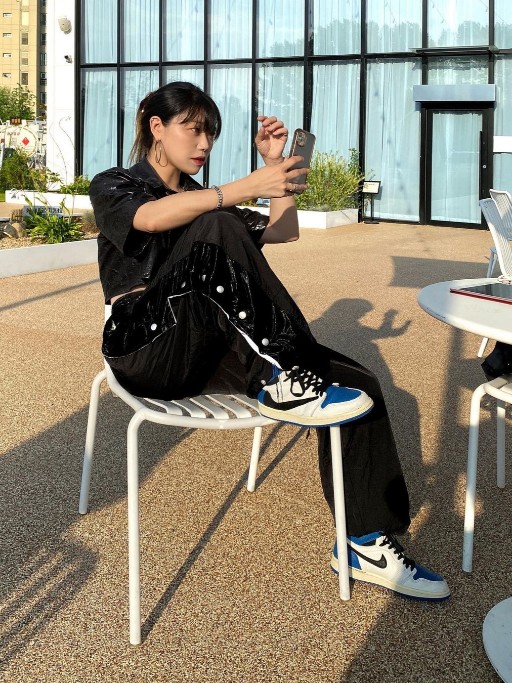 AOP Snap Track Pants Meta Black 착용 스타일