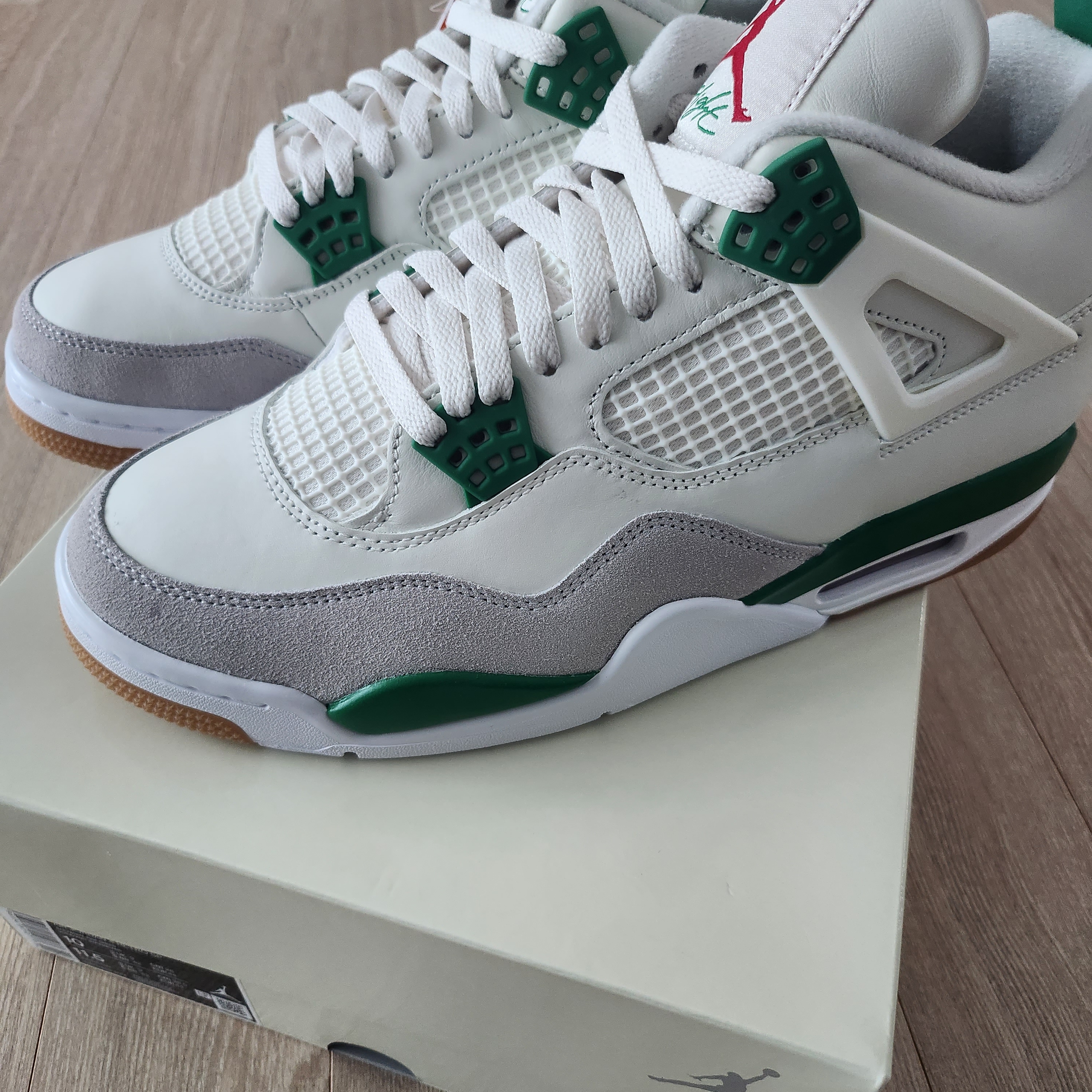 Jordan 4 x Nike SB Retro SP Pine Green 착용 스타일