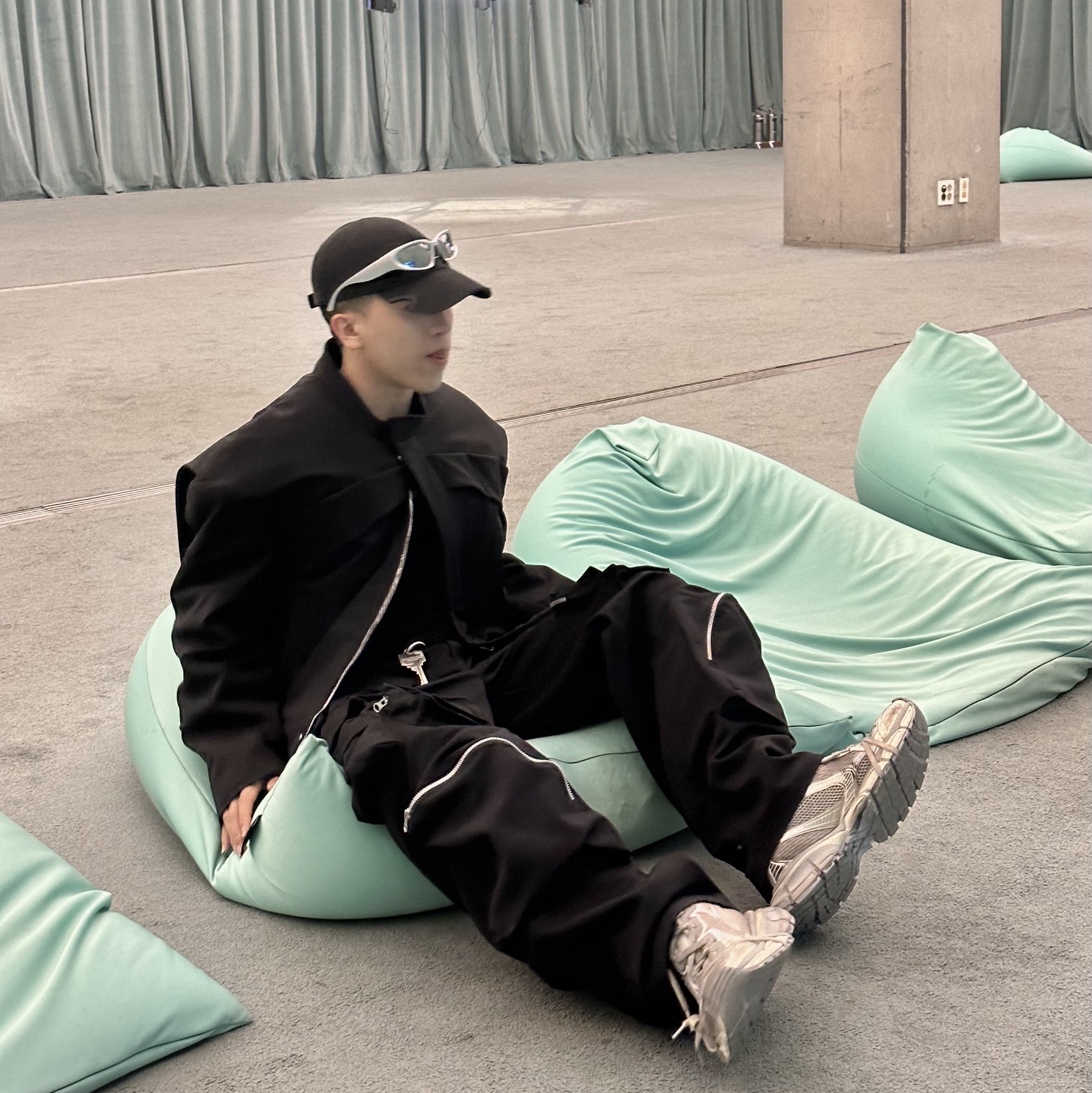 Nonnod Mechanic Cargo Pants Black, Balenciaga 3XL Sneakers Light Beige 착용 스타일 - 1