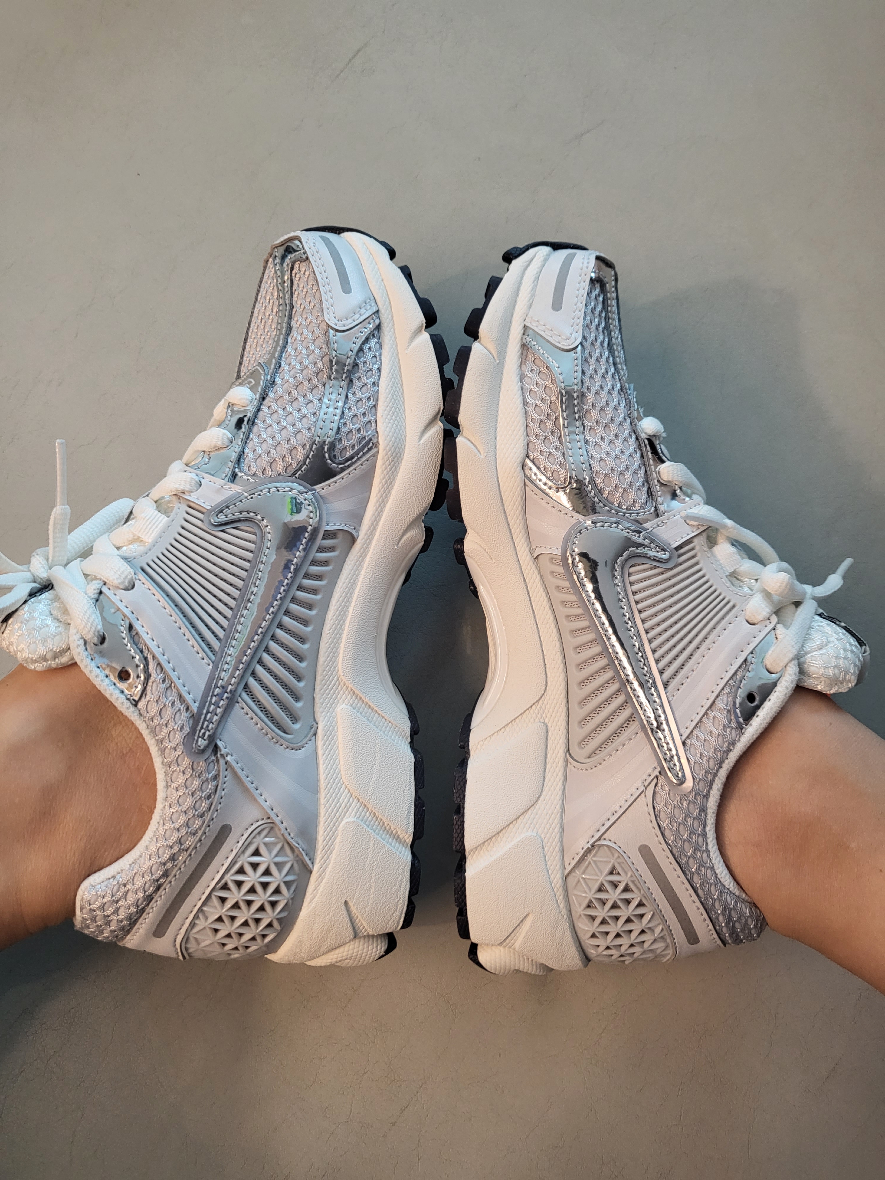 (W) Nike Zoom Vomero 5 Photon Dust and Metallic Silver 착용 스타일 - 1