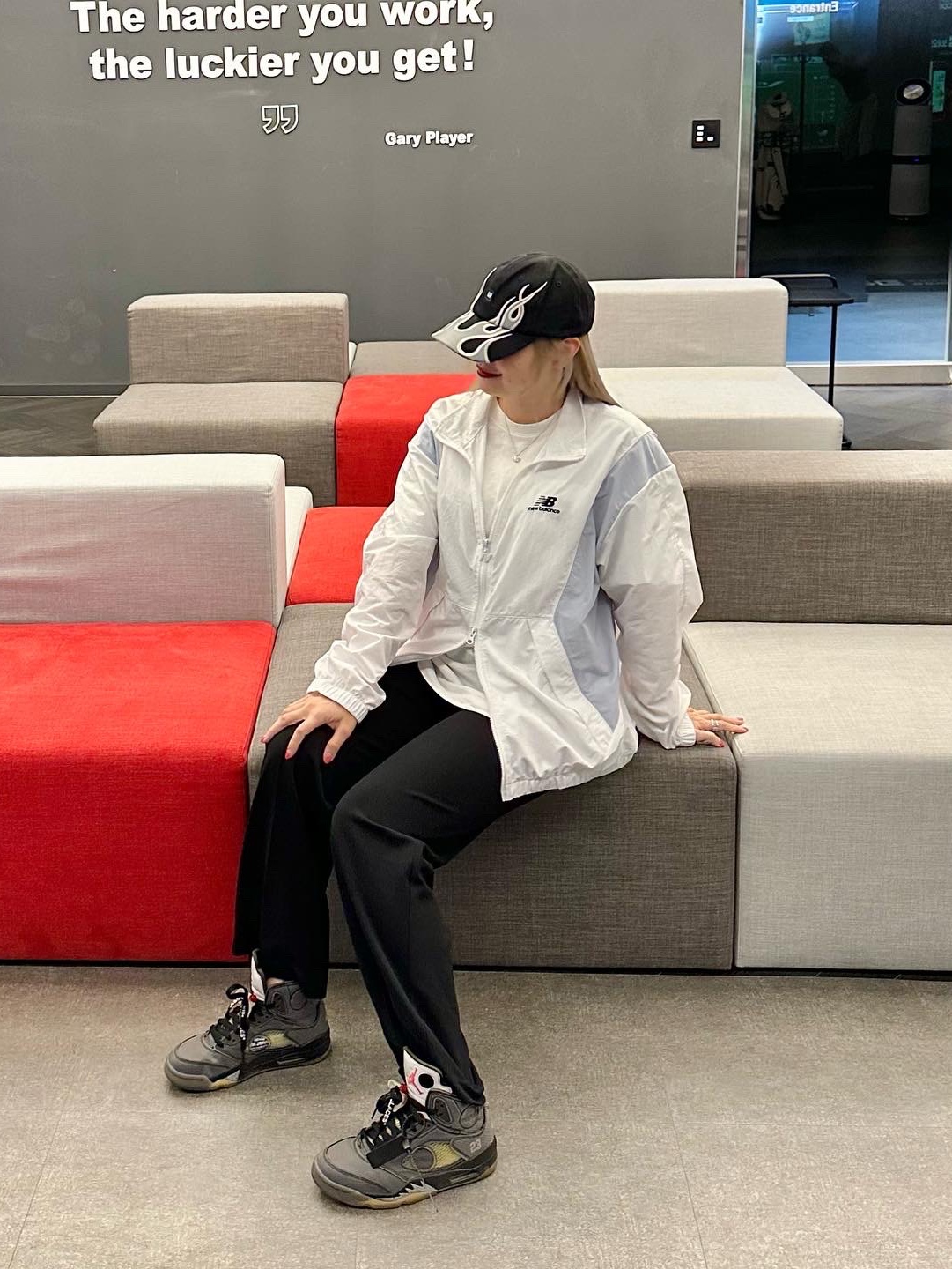 Yeezy Gap Engineered By Balenciaga Flame Cap Black, Jordan 5 x Off-White Retro SP Black Muslin 착용 스타일 - 1