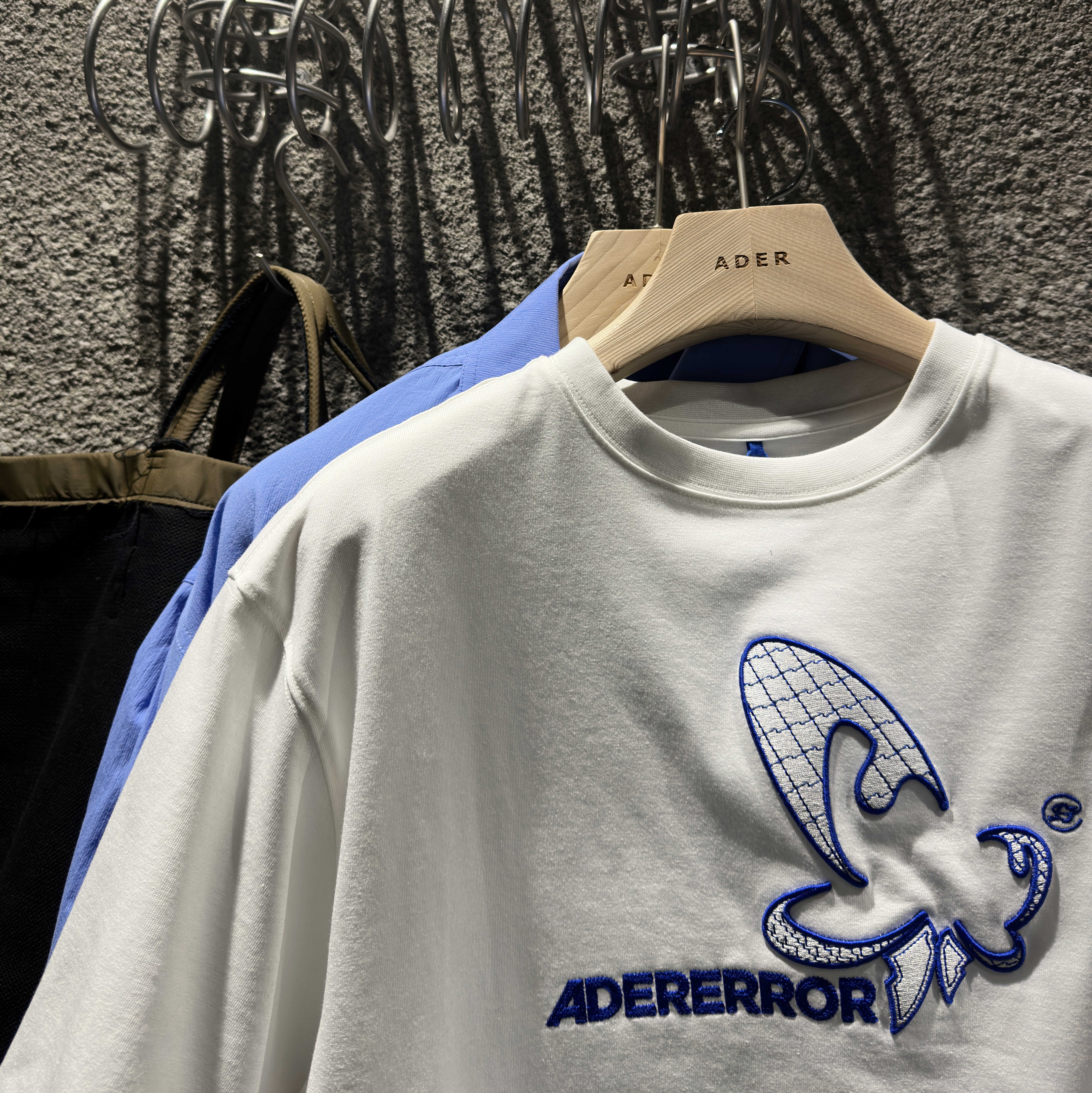 Ader Error Butterfy Logo T-Shirt White, Nike Air Force 1 '07 LV8 EMB World Champions White Black 착용 스타일 - 3