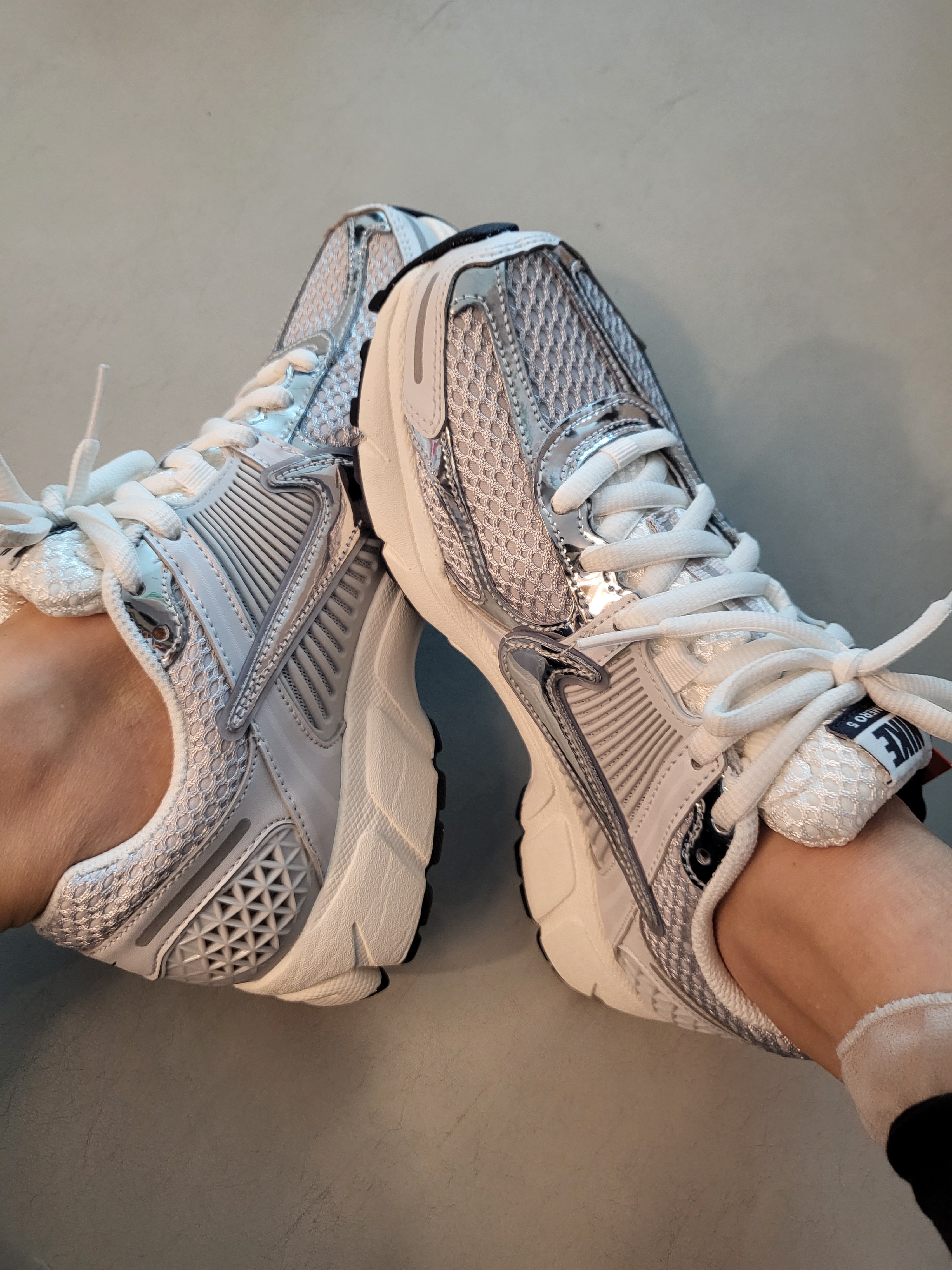 (W) Nike Zoom Vomero 5 Photon Dust and Metallic Silver 착용 스타일 - 3