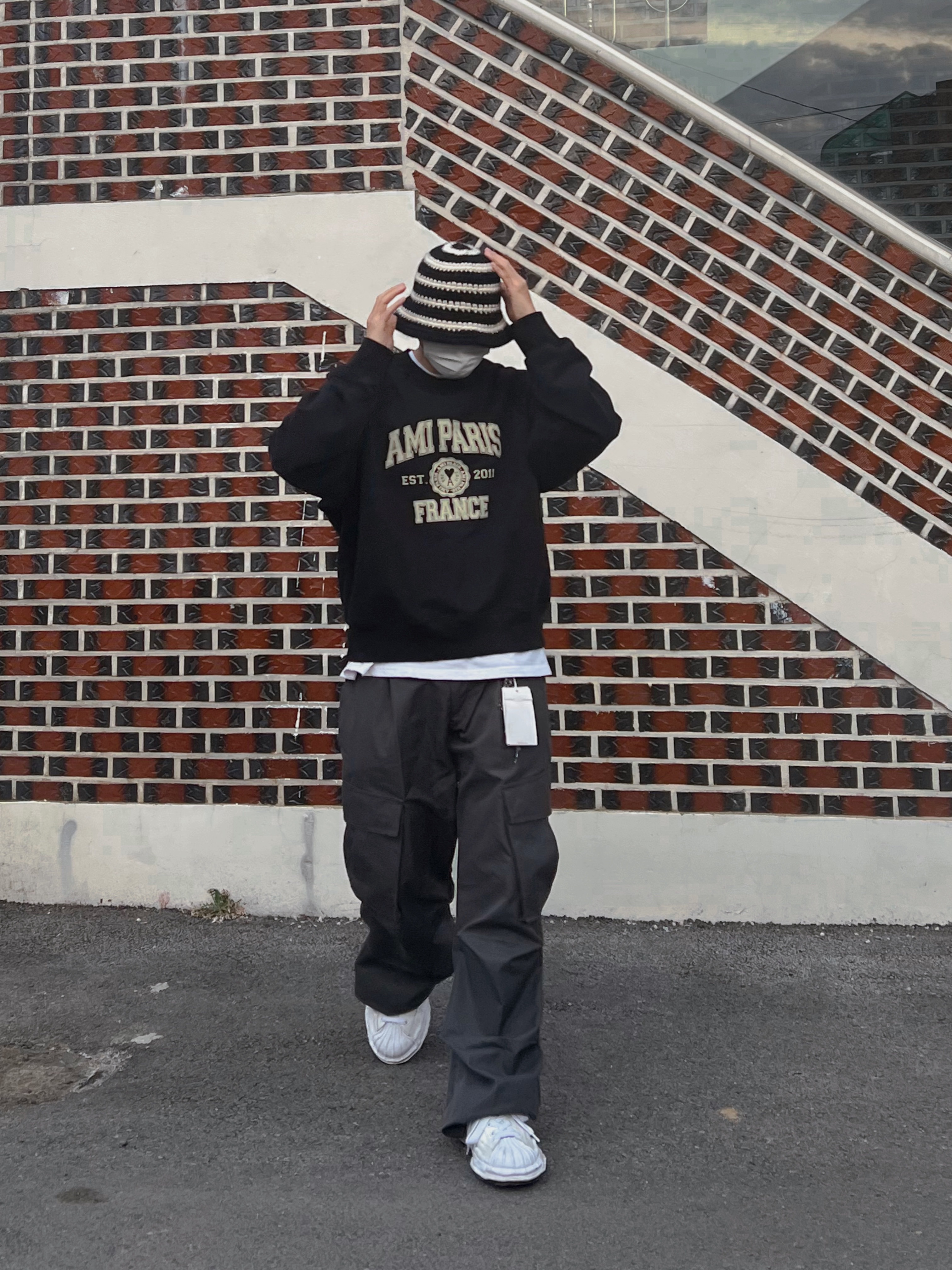 Stussy Swirl Knit Bucket Hat Black, AMI Paris France Sweatshirt Black 착용 스타일 - 1