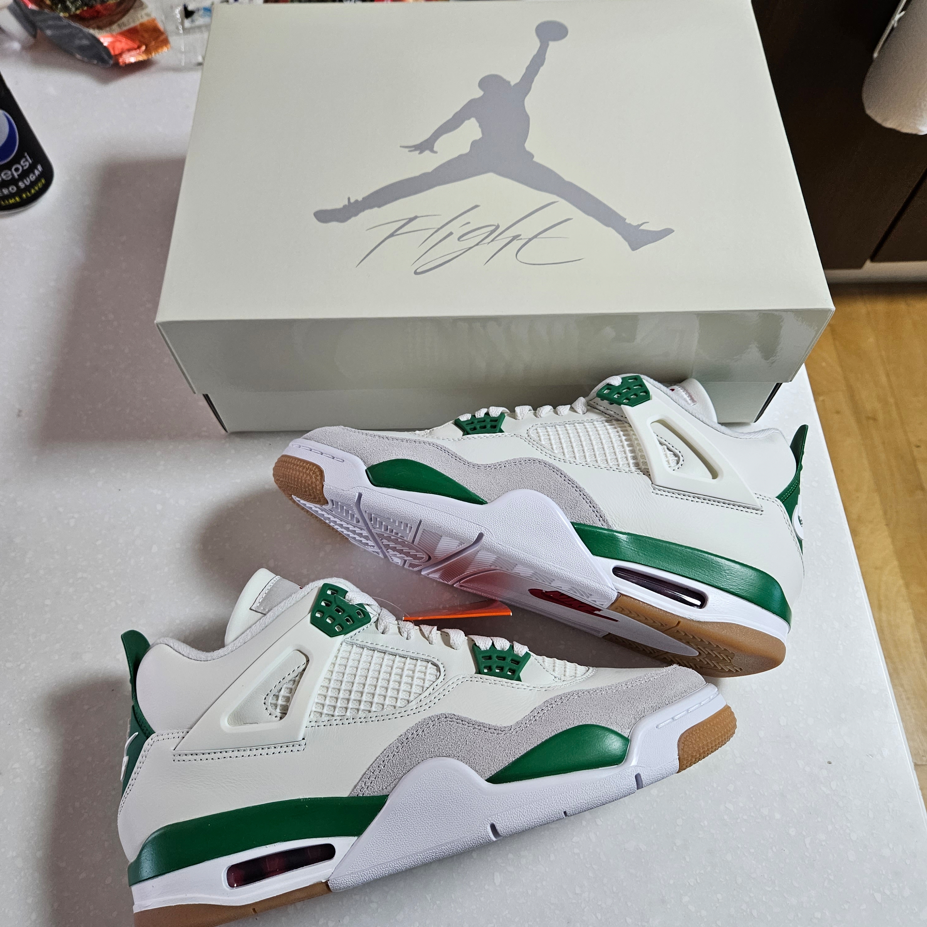 Jordan 4 x Nike SB Retro SP Pine Green 착용 스타일 - 1
