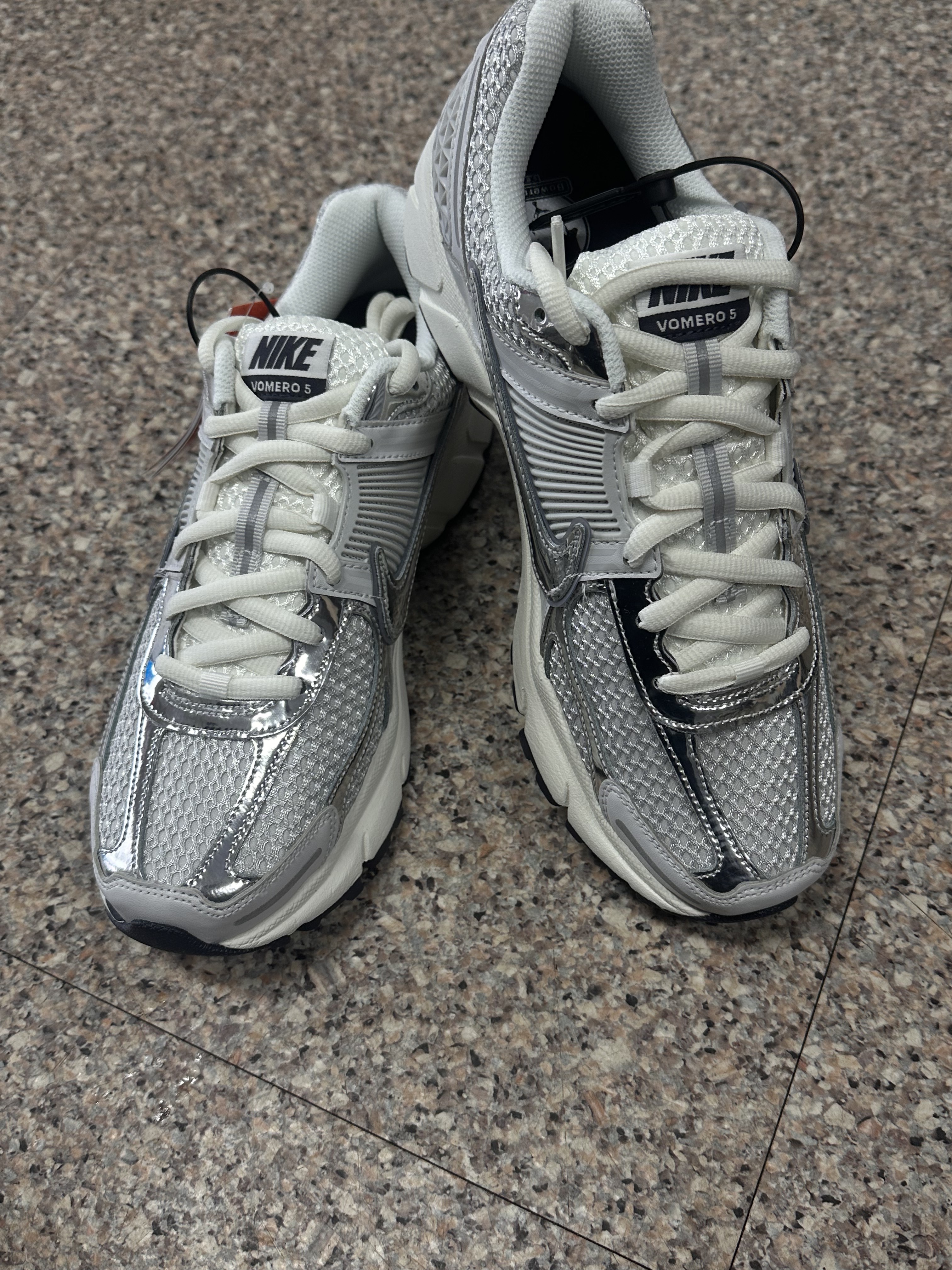 (W) Nike Zoom Vomero 5 Photon Dust and Metallic Silver 착용 스타일 - 3