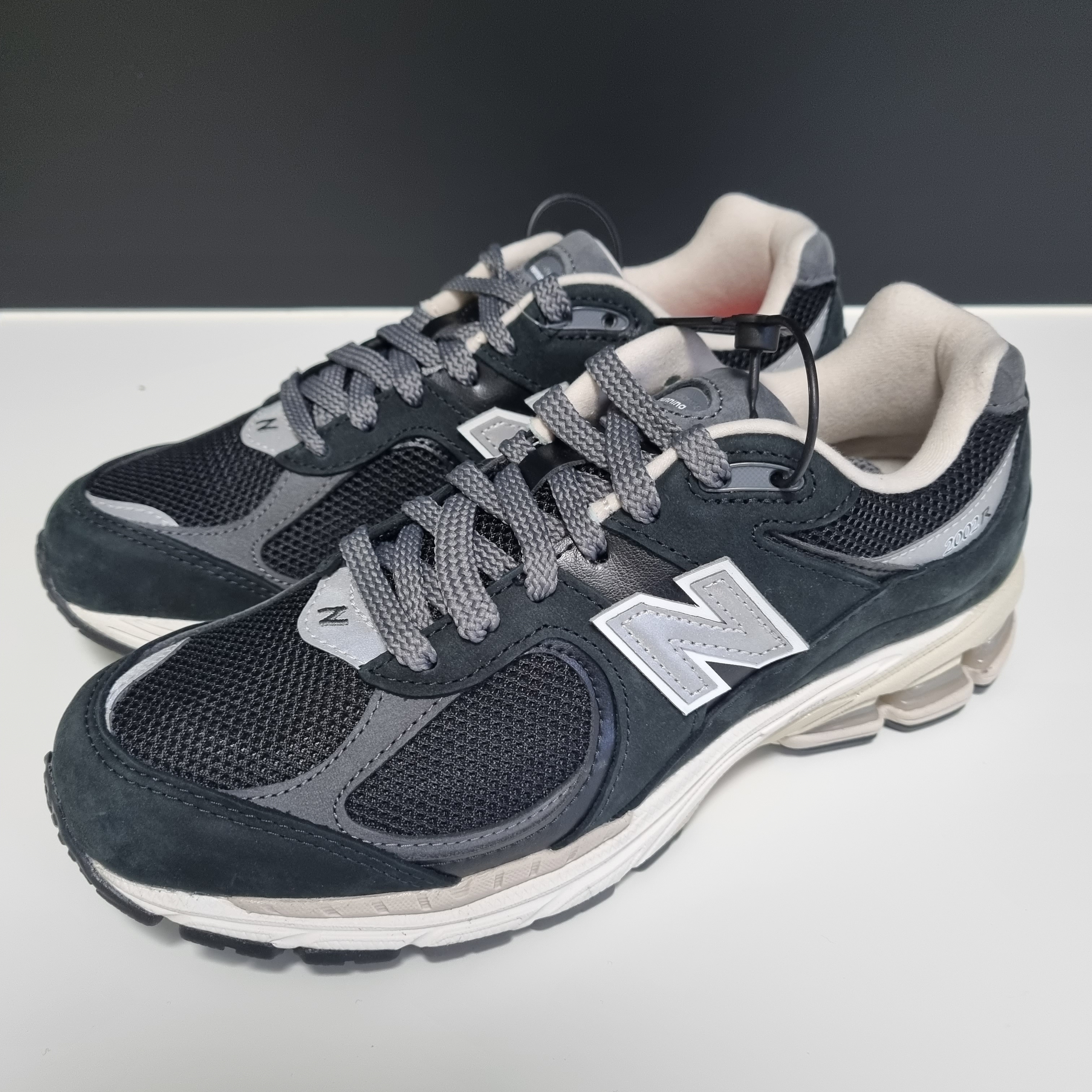 New Balance 2002R Premium Vintage Black 착용 스타일 - 1