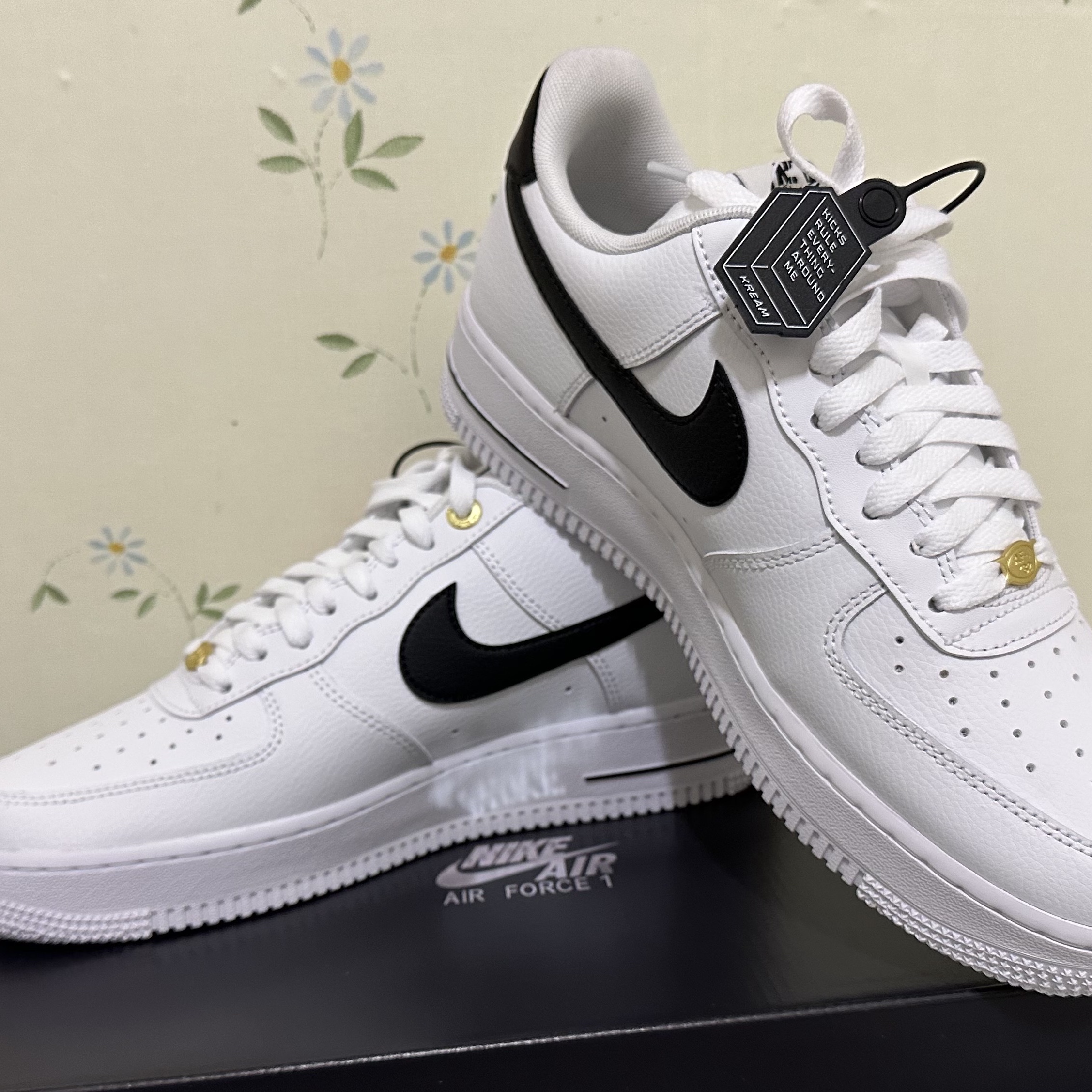 Nike Air Force 1 '07 LV8 40th Anniversary Join Forces White Black 착용 스타일 - 2