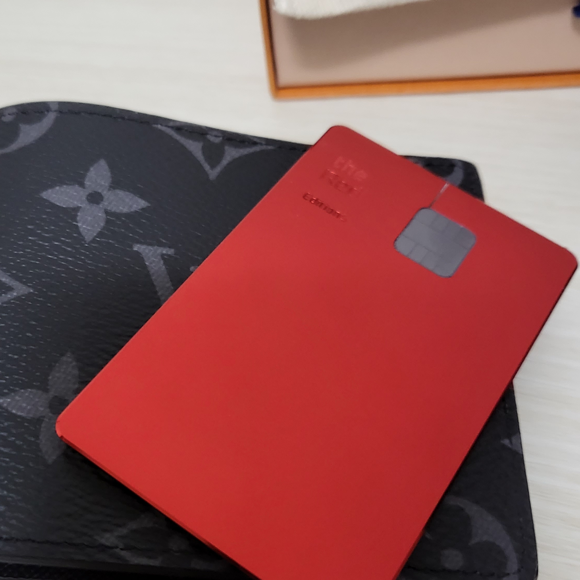 Louis Vuitton Slender Wallet Monogram Eclipse 착용 스타일 - 1