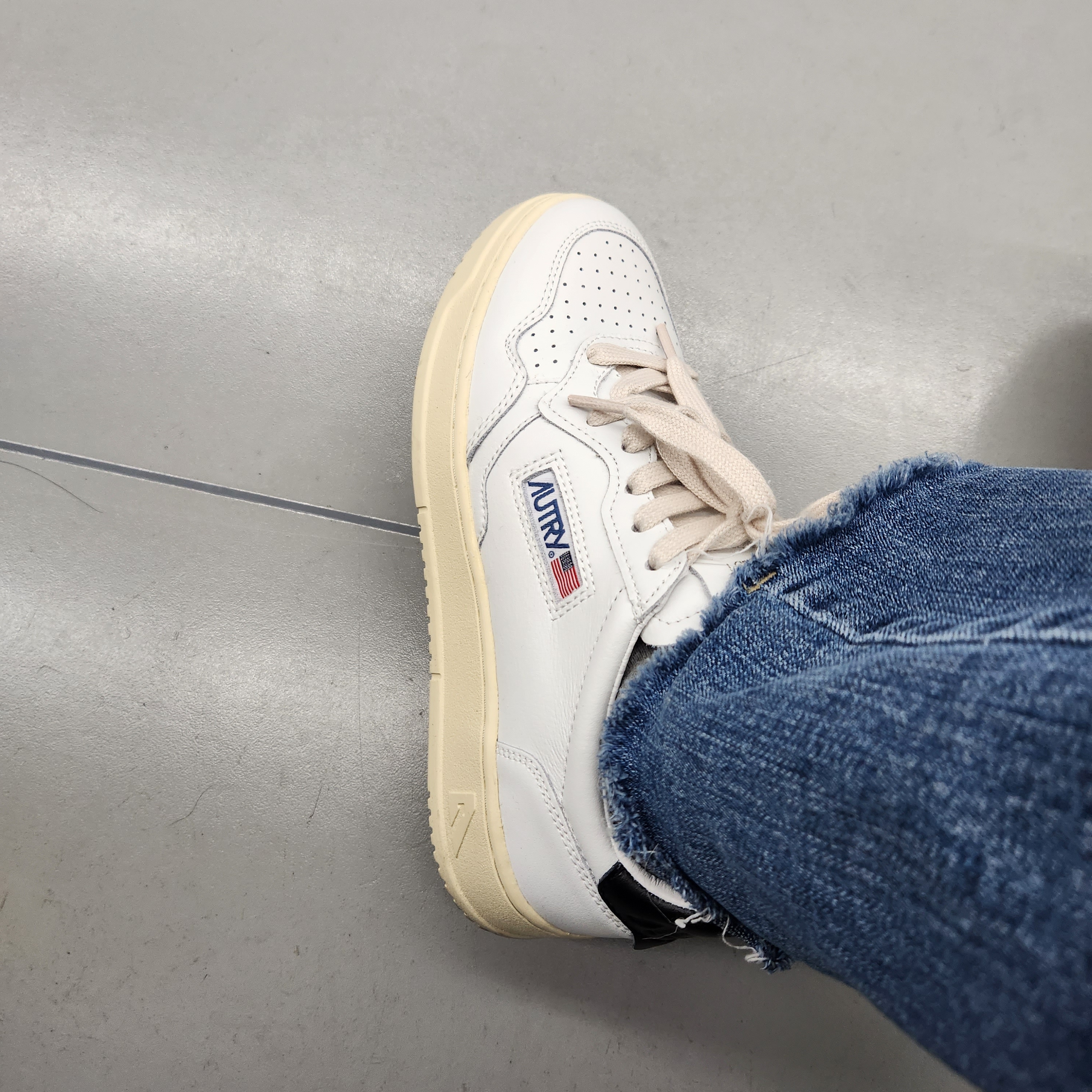 (W) Autry Medalist Low Leather Sneakers White Black 착용 스타일