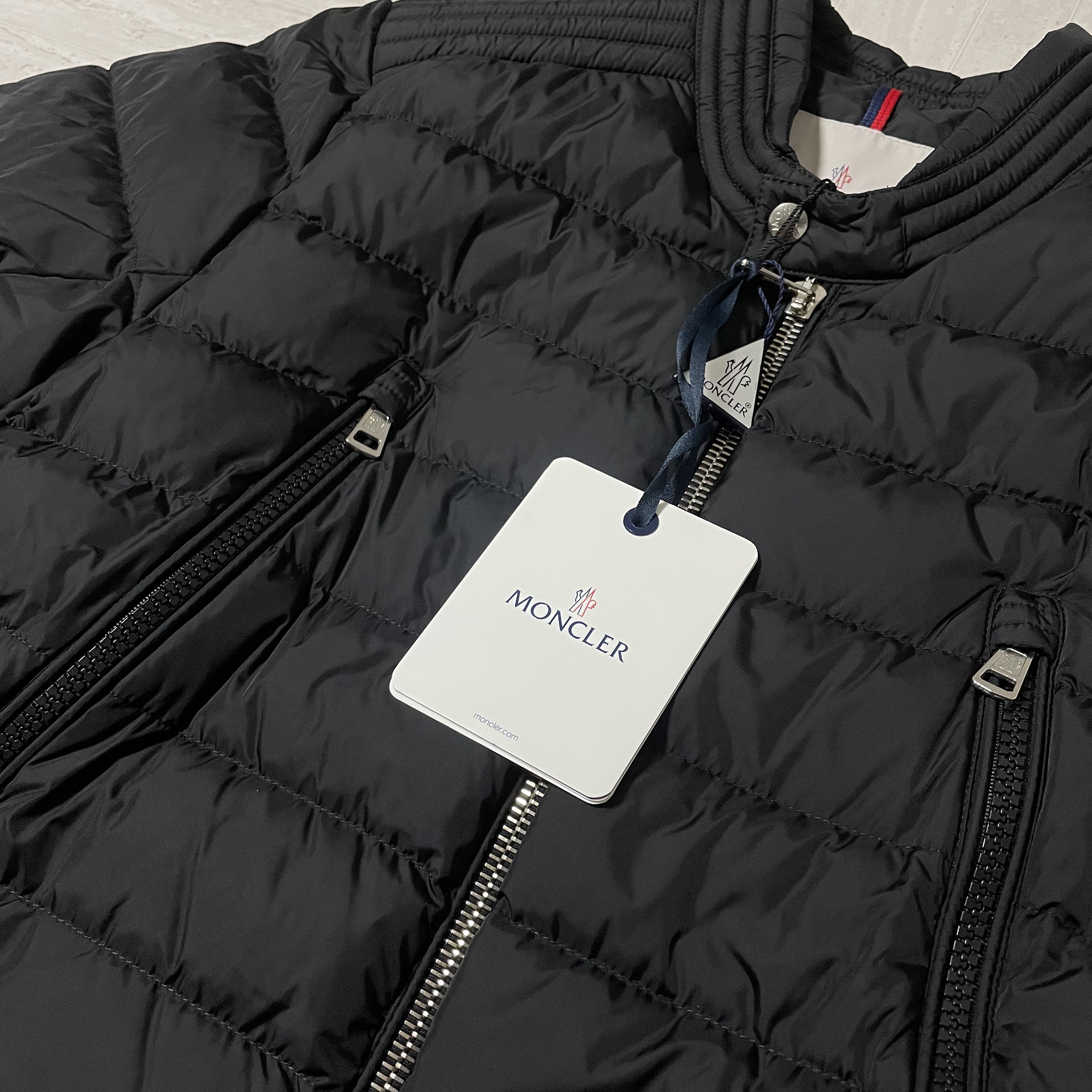 Moncler Amiot Short Down Jacket Black - 22FW 착용 스타일