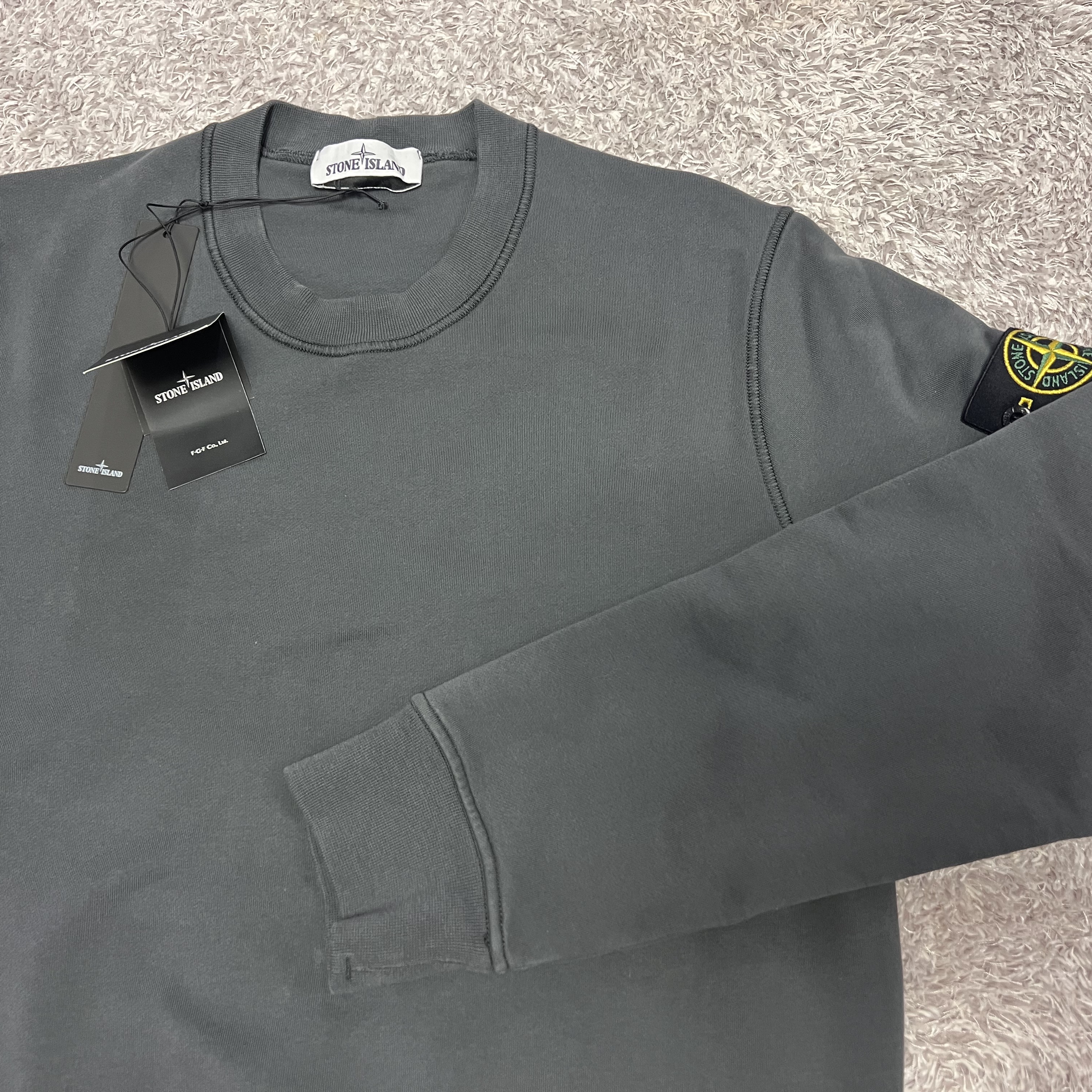 Stone Island 63051 Crewneck Sweatshirt Dark Grey - 22SS 착용 스타일