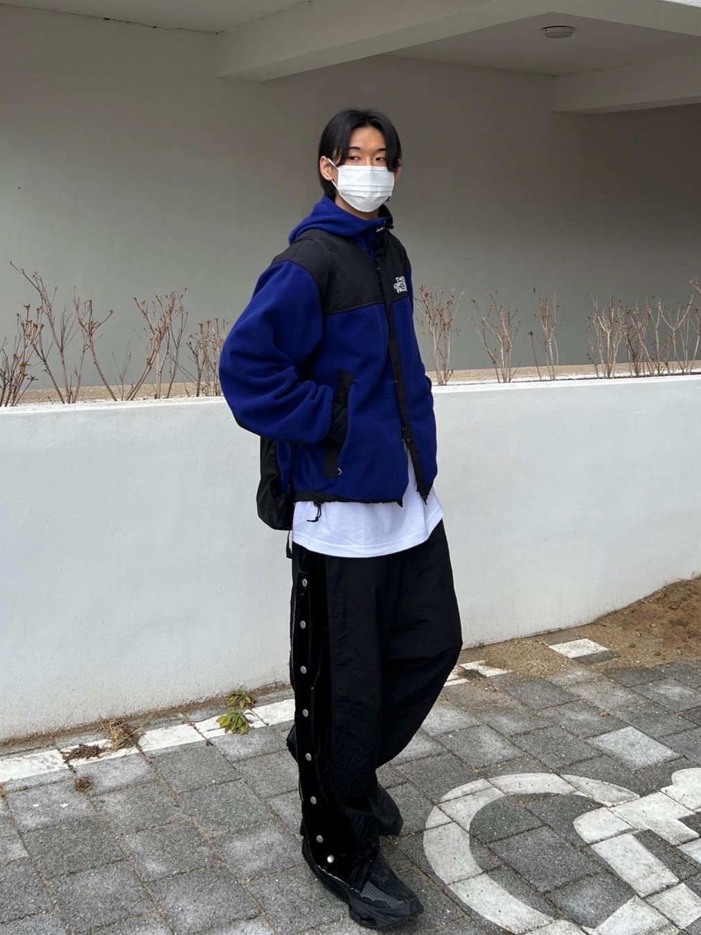 AOP Snap Track Pants Meta Black 착용 스타일 - 1