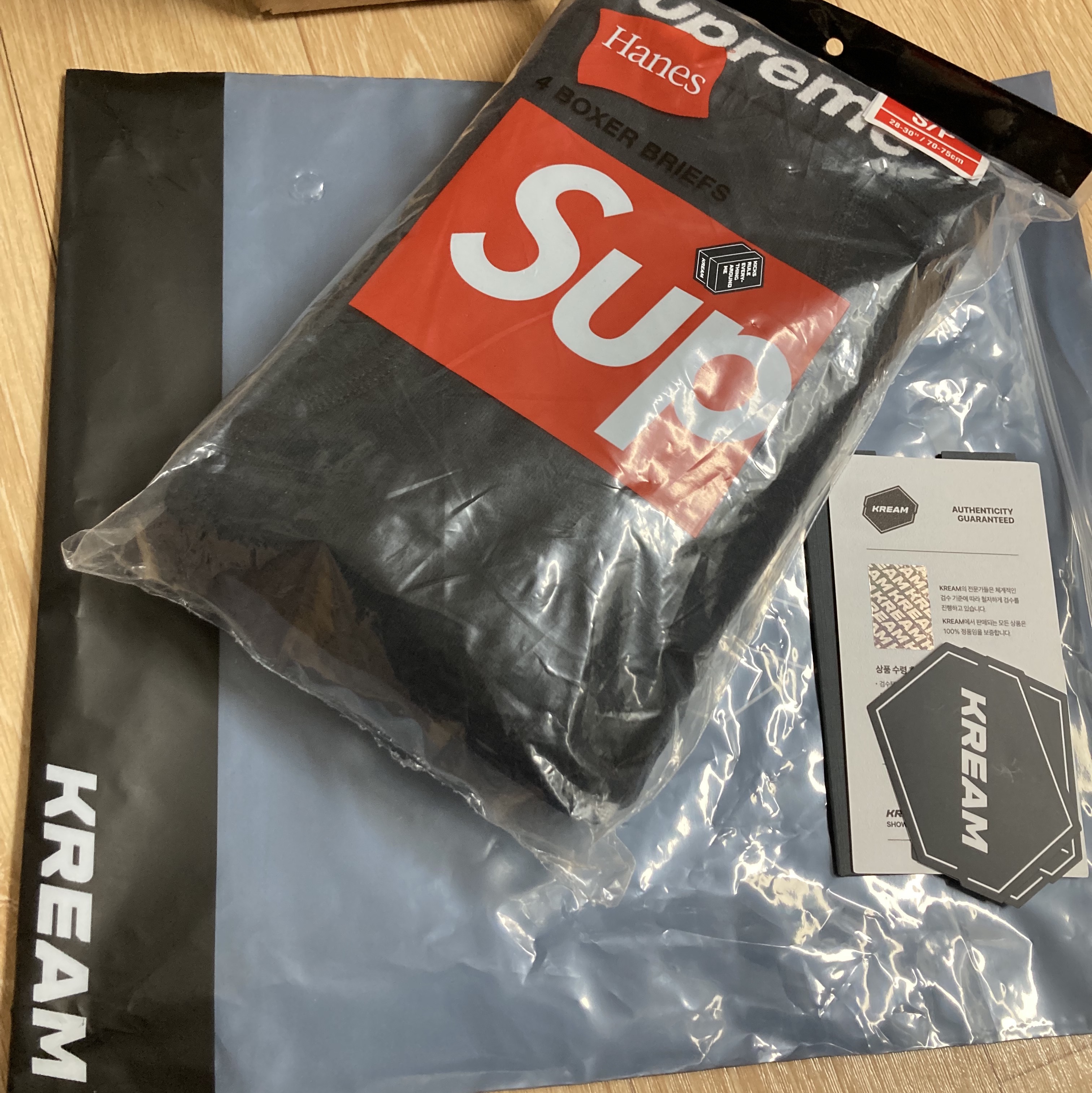 Supreme Hanes Boxer Briefs Black (4 Pack), Supreme Hanes Boxer Briefs White (4 Pack) 착용 스타일 - 2