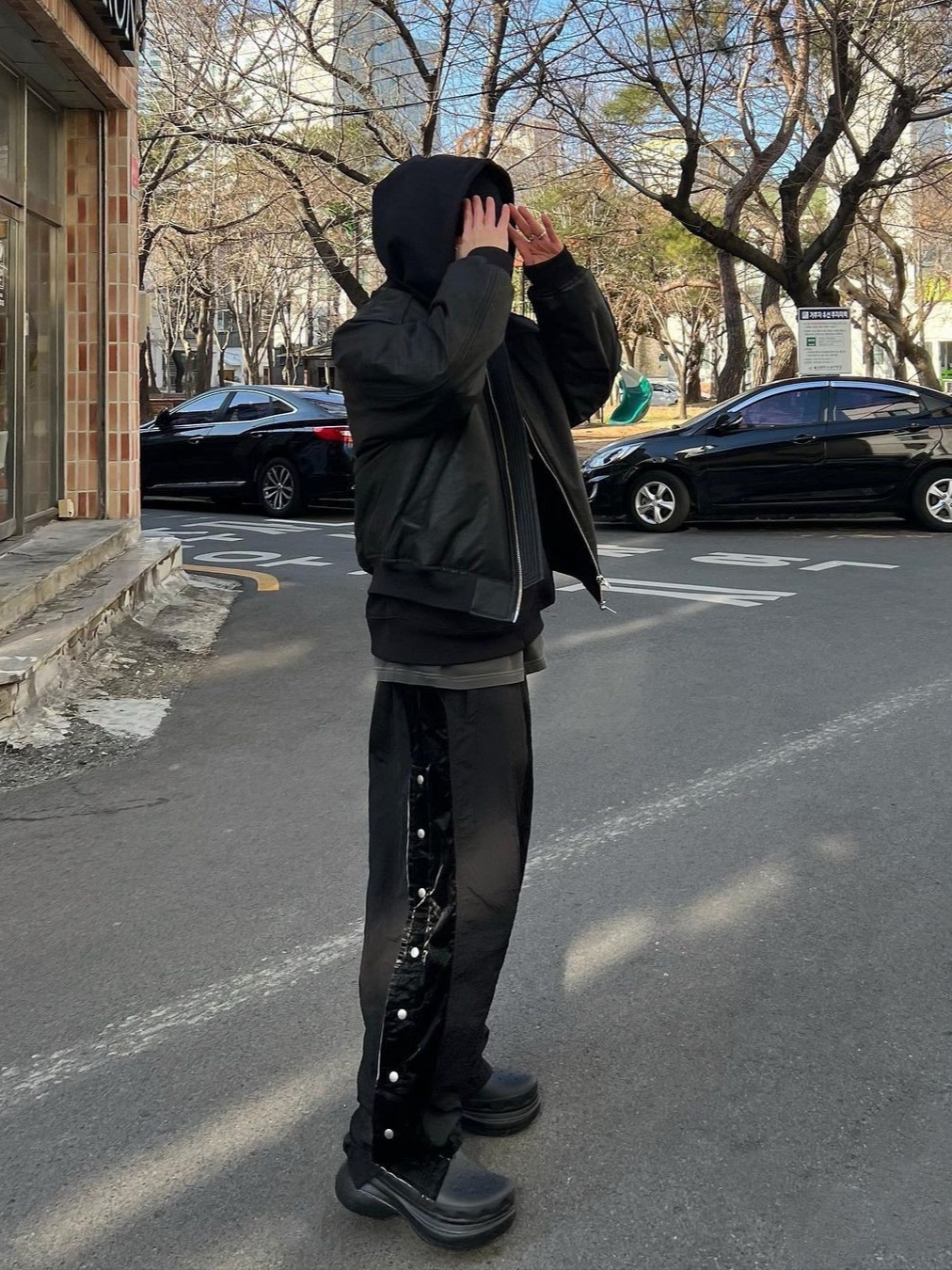 AOP Snap Track Pants Meta Black 착용 스타일 - 1