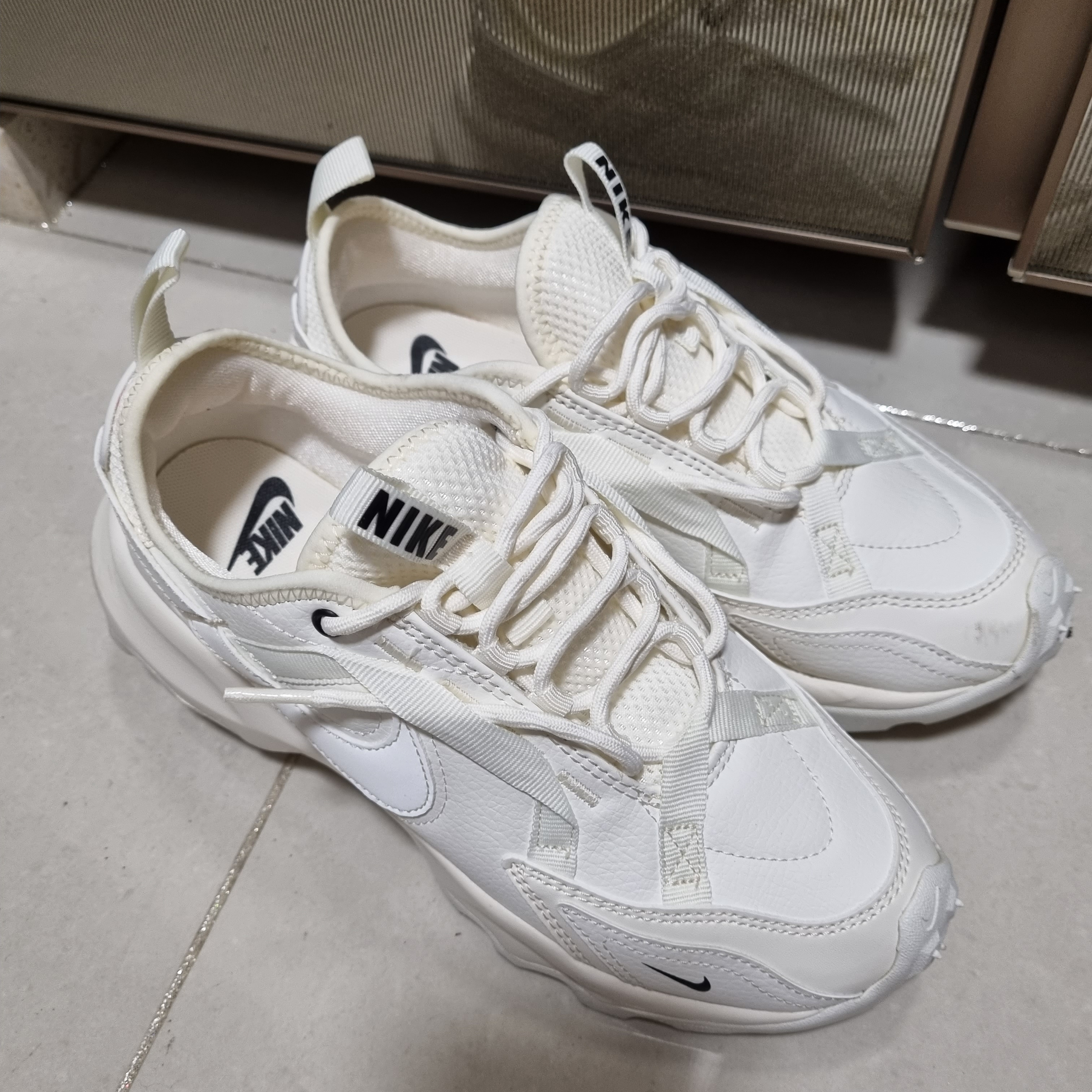 (W) Nike TC 7900 Summit White 착용 스타일