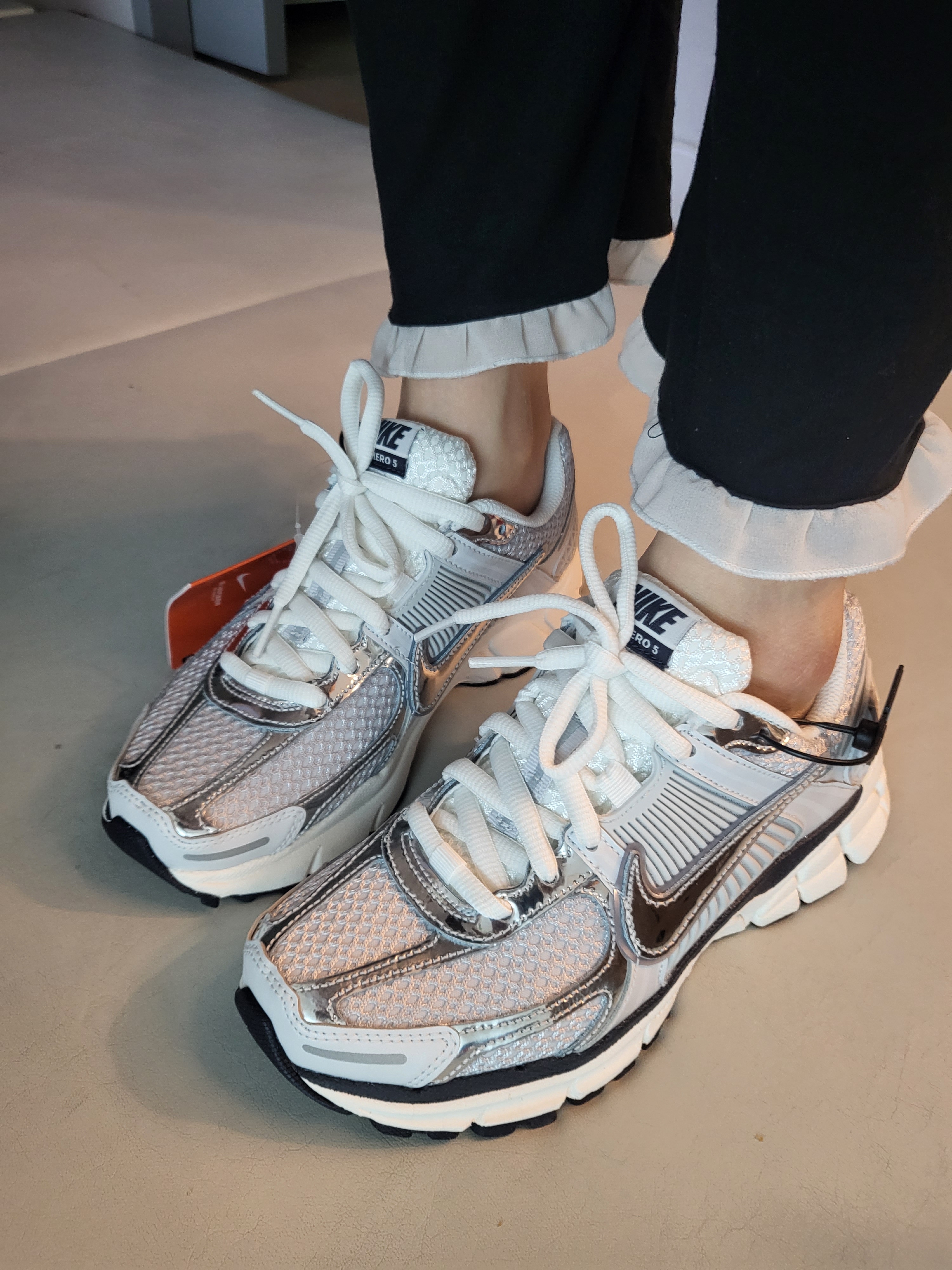 (W) Nike Zoom Vomero 5 Photon Dust and Metallic Silver 착용 스타일 - 2