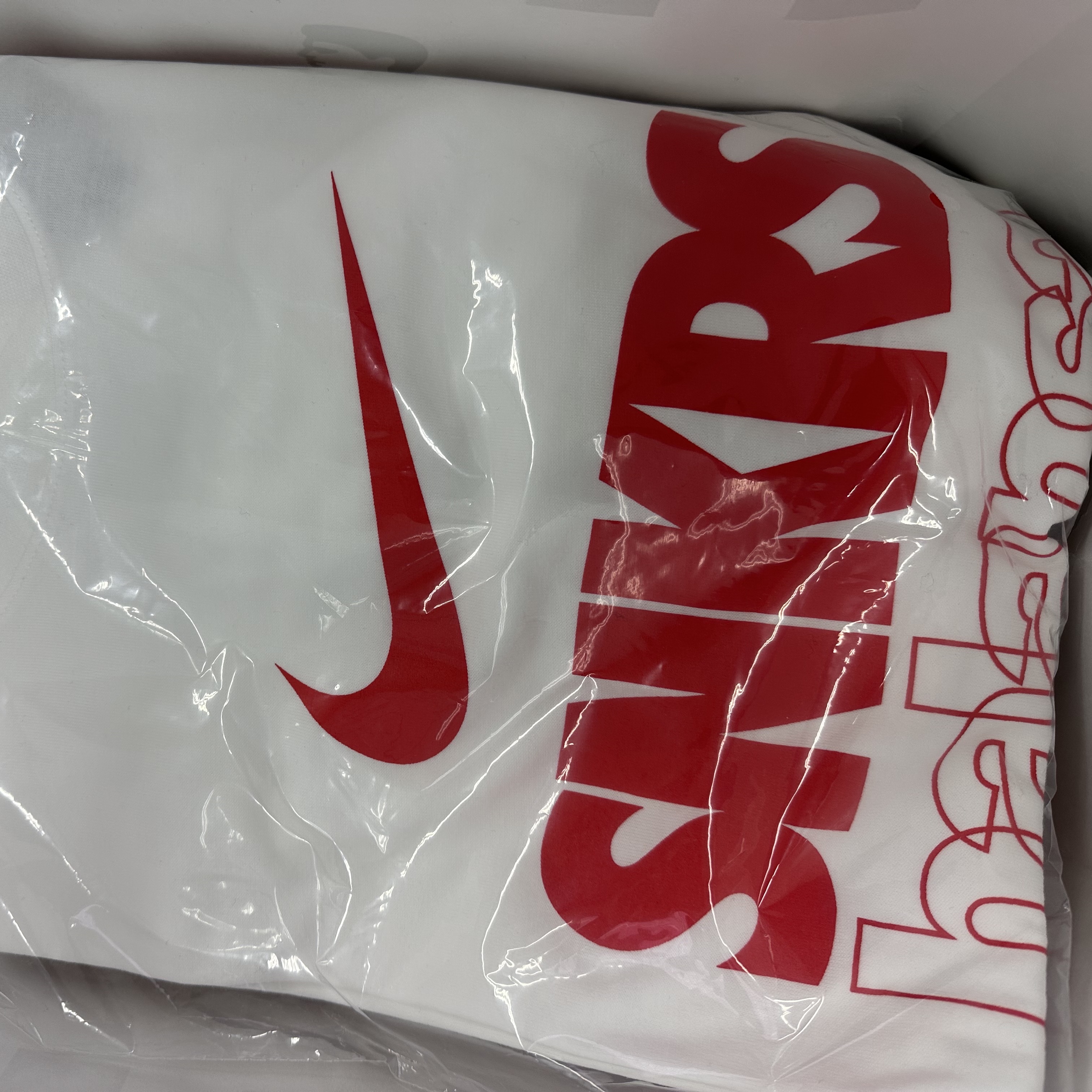 Nike x Balansa SNKRS T-Shirt White (CZ6366-100), Nike x Balansa SNKRS Rug Mat Red 착용 스타일 - 2