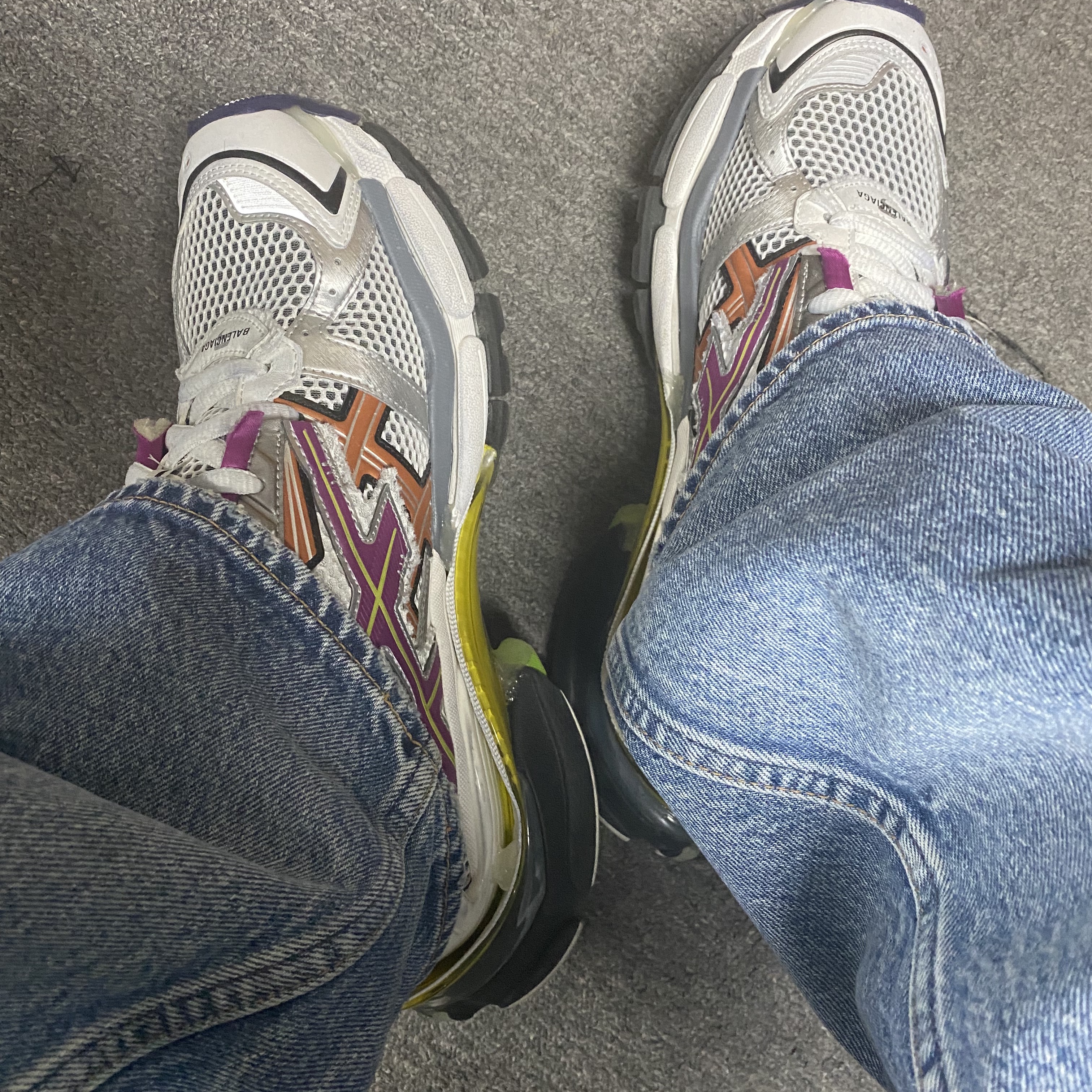 Balenciaga Runner Sneakers Grey Multicolor 착용 스타일