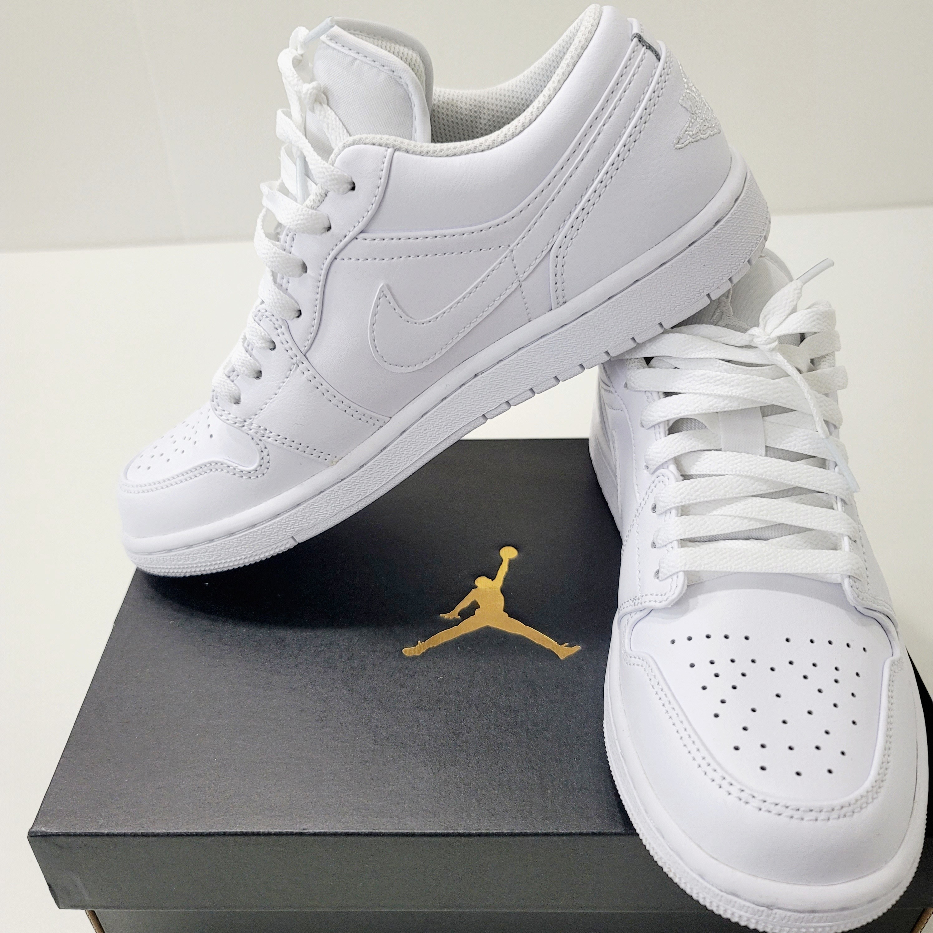Jordan 1 Low Triple White 착용 스타일 - 3