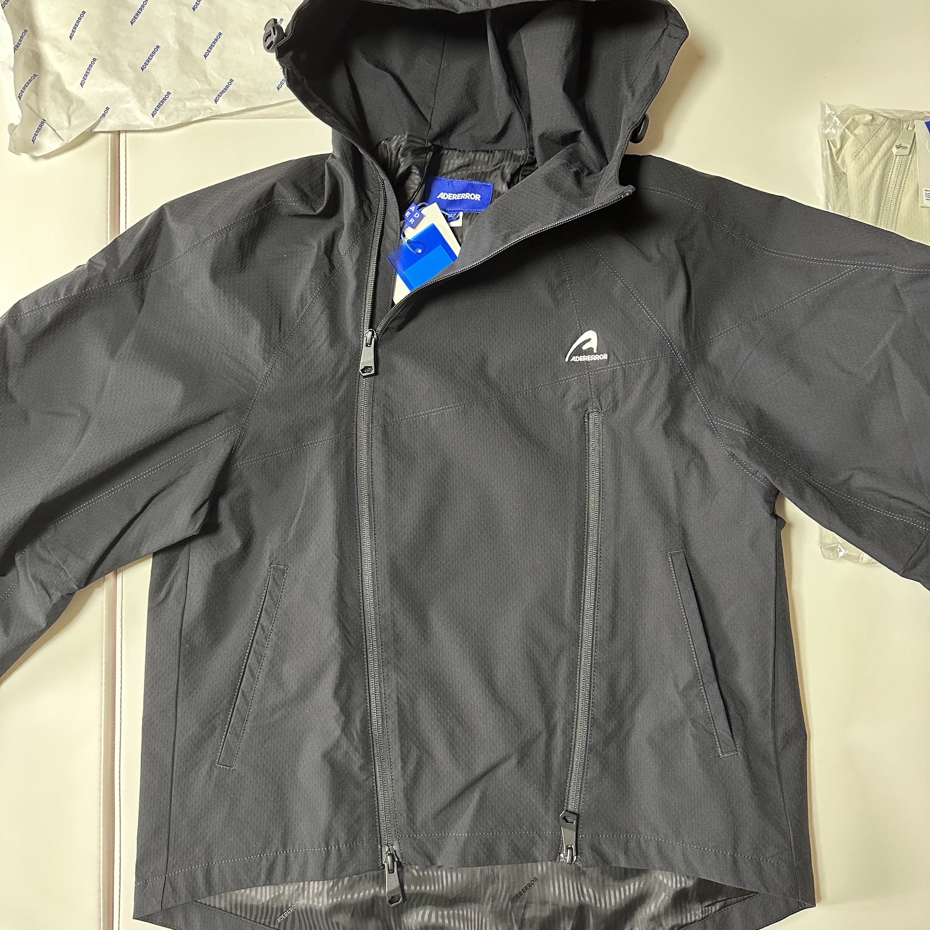 Ader Error Plue Windbreaker Noir 착용 스타일 - 1