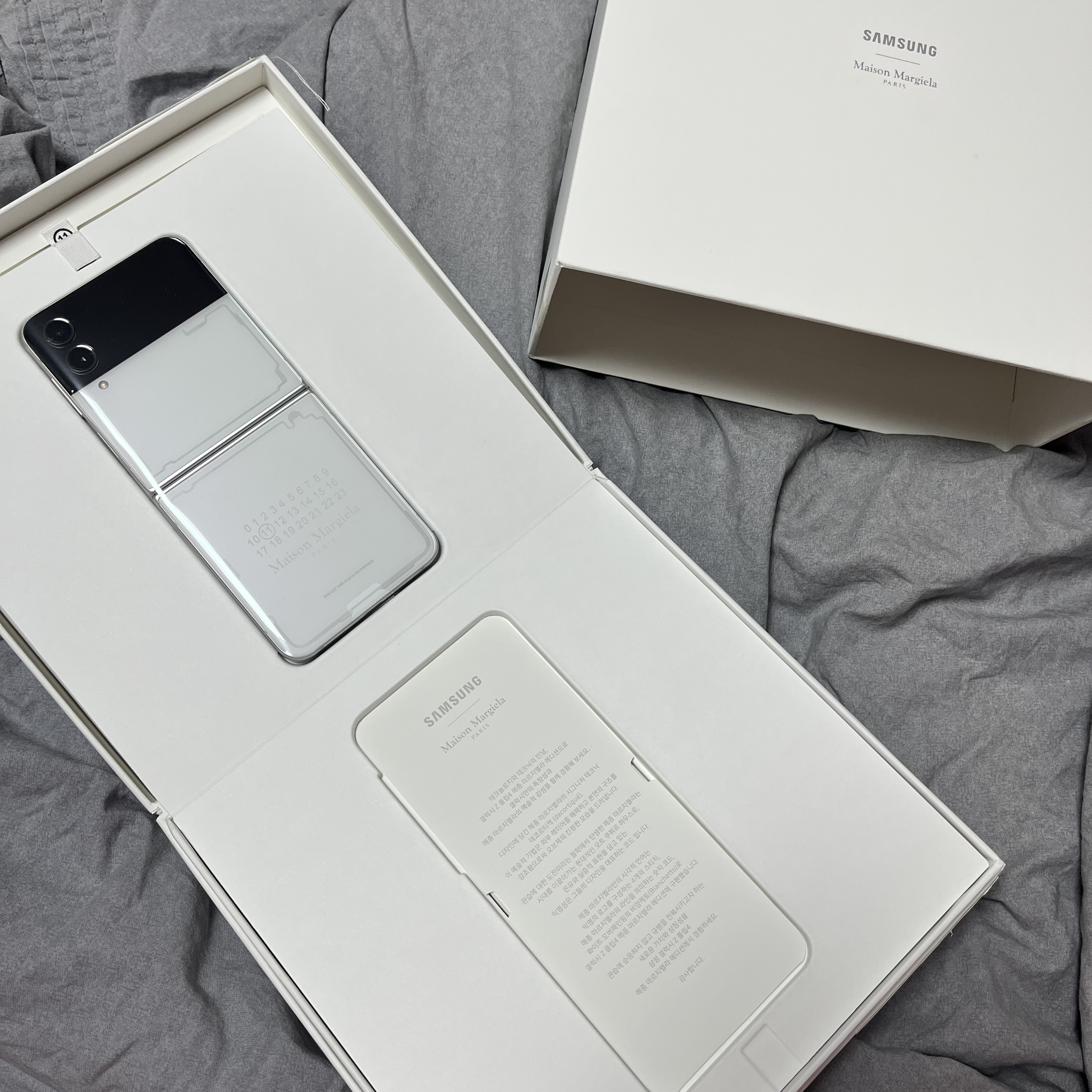 Samsung Galaxy Z Flip4 Maison Margiela Edition (Korean Ver.) 착용 스타일 - 2