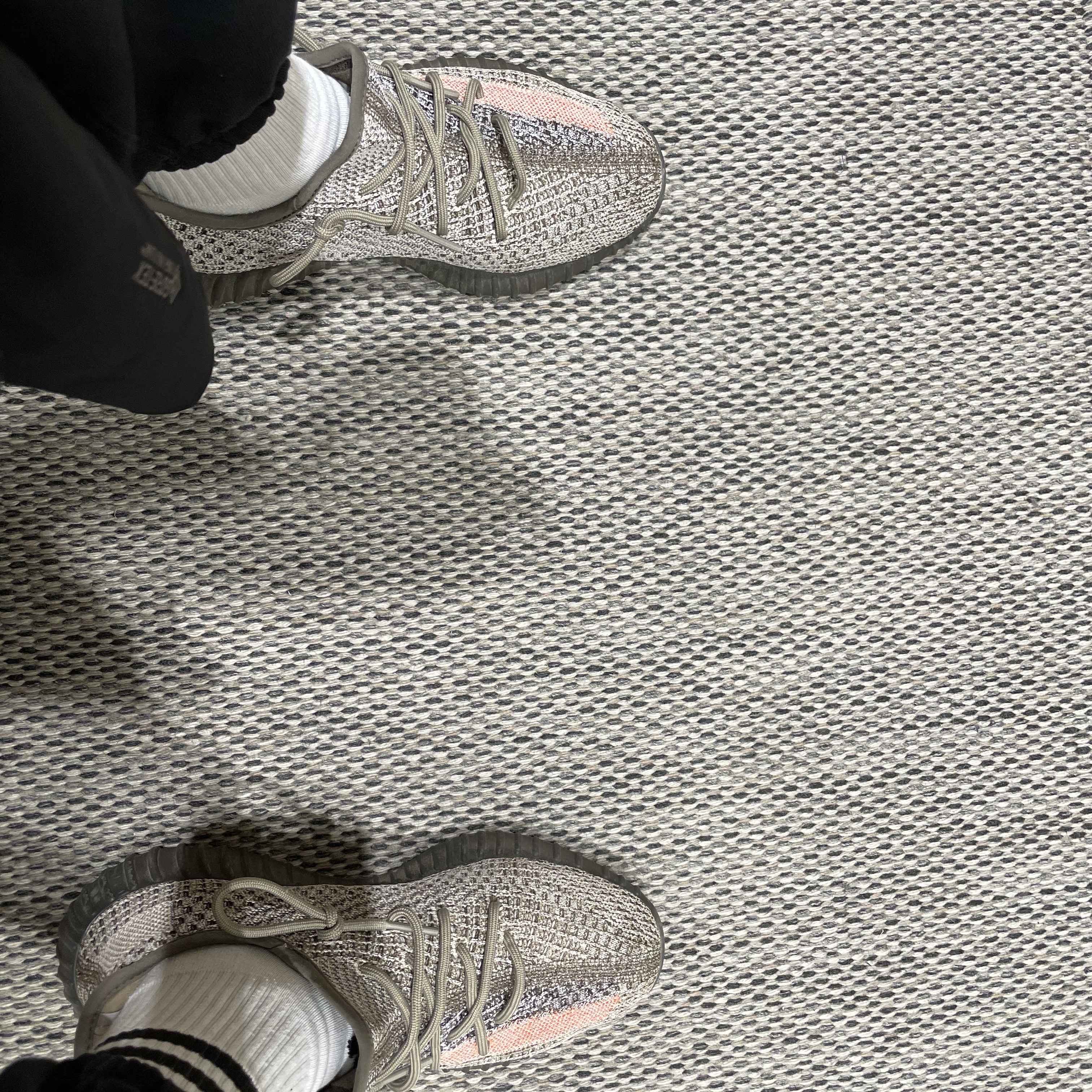 Adidas Yeezy Boost 350 V2 Ash Stone 착용 스타일 - 1