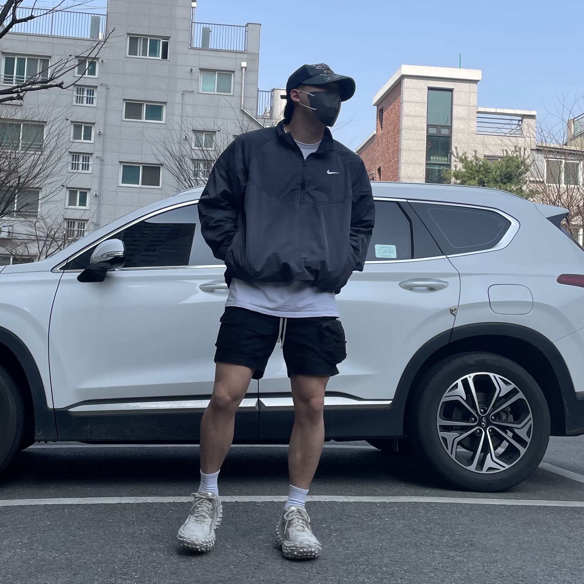 Balenciaga Defender Sneakers Beige, Nike x Stussy Windrunner Jacket Off Noir 착용 스타일 - 2