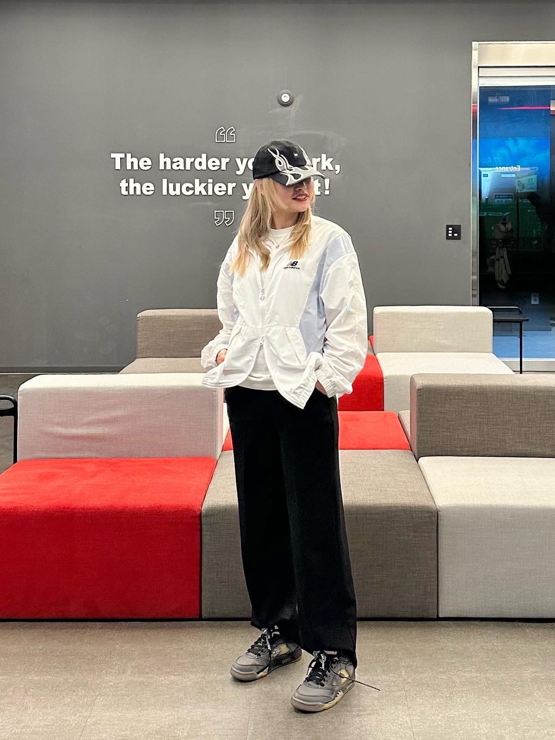 Yeezy Gap Engineered By Balenciaga Flame Cap Black, Jordan 5 x Off-White Retro SP Black Muslin 착용 스타일 - 4