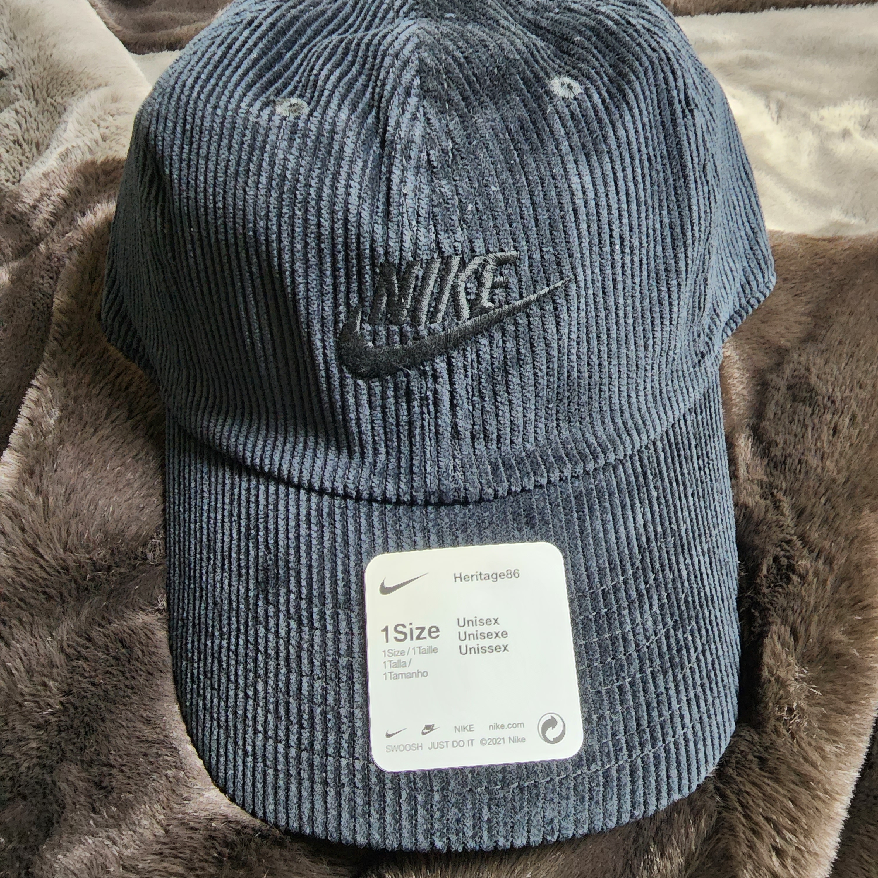 Nike Heritage 86 Corduroy Cap Black, Adidas Gazelle Solid Grey 착용 스타일 - 1