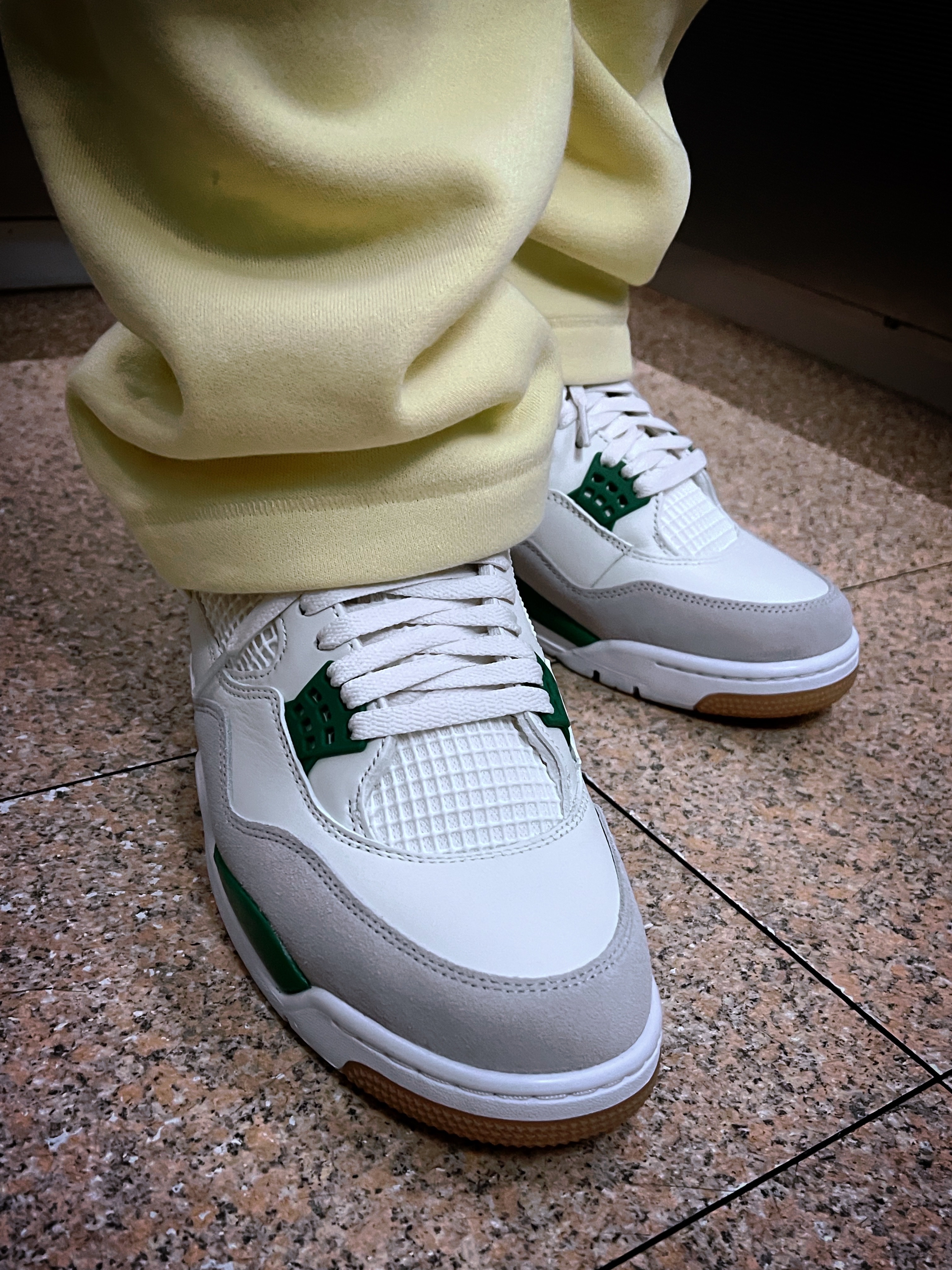 Jordan 4 x Nike SB Retro SP Pine Green, Essentials Sweatpants Canary - 22FW 착용 스타일 - 1