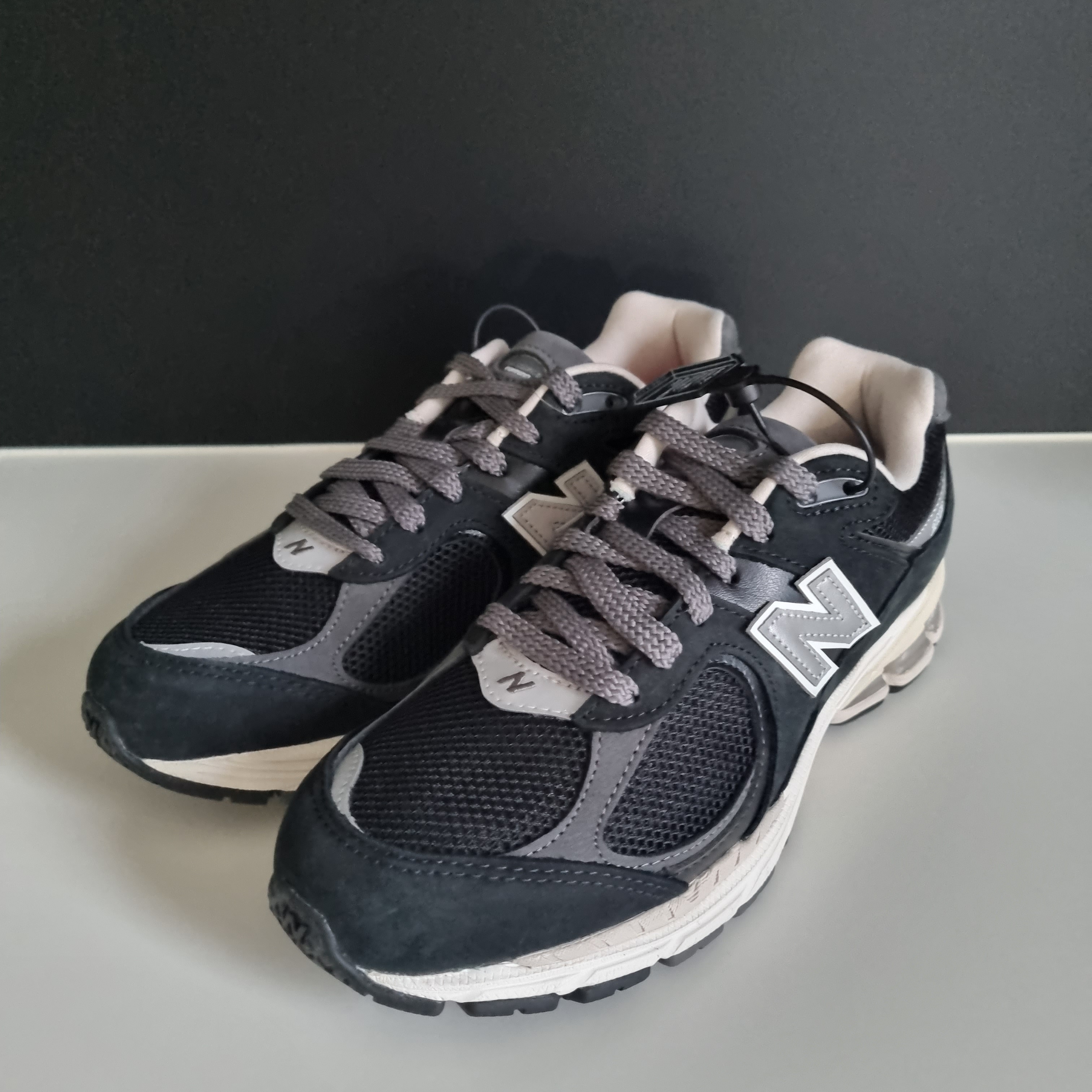 New Balance 2002R Premium Vintage Black 착용 스타일 - 2