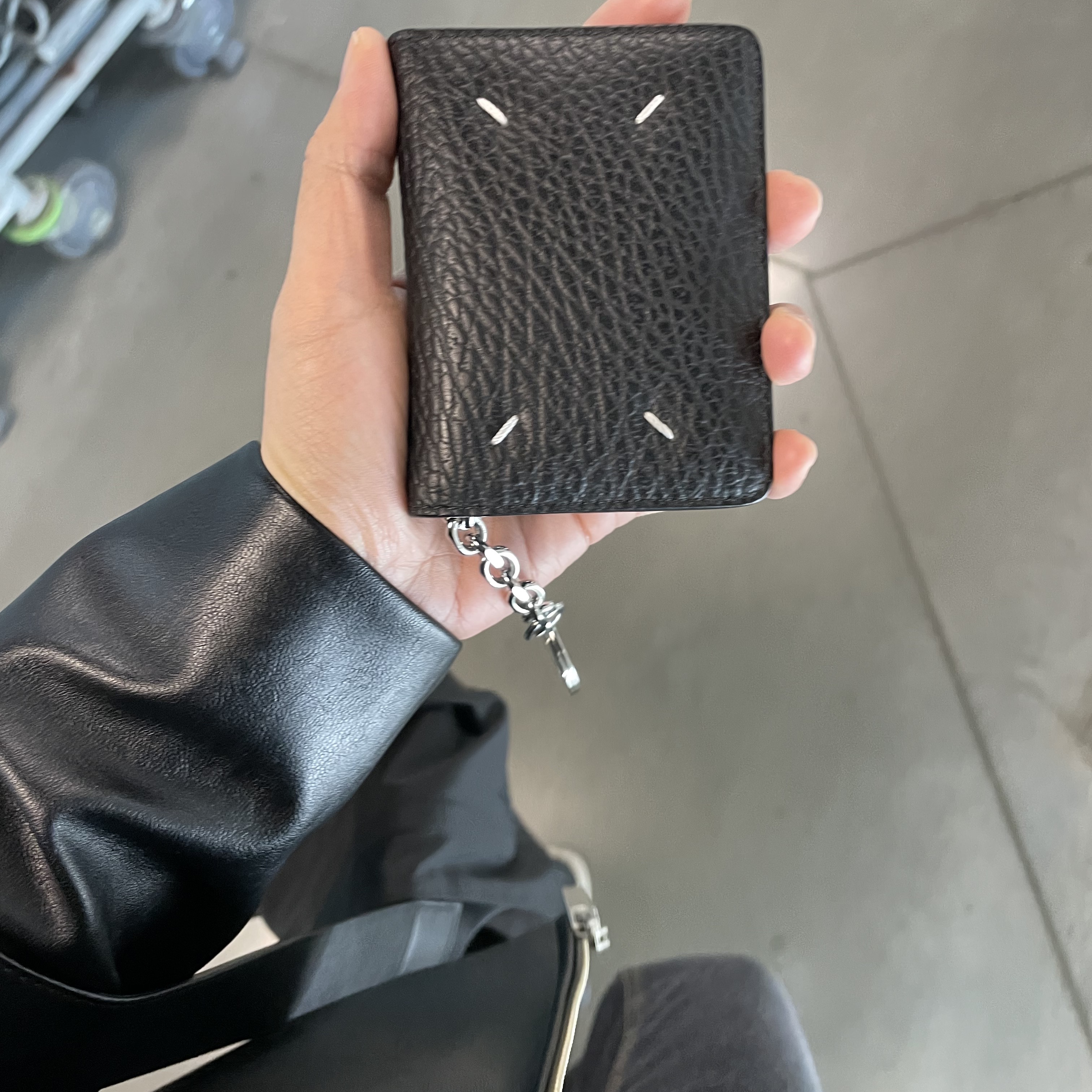 Maison Margiela Keyring Wallet Black 착용 스타일