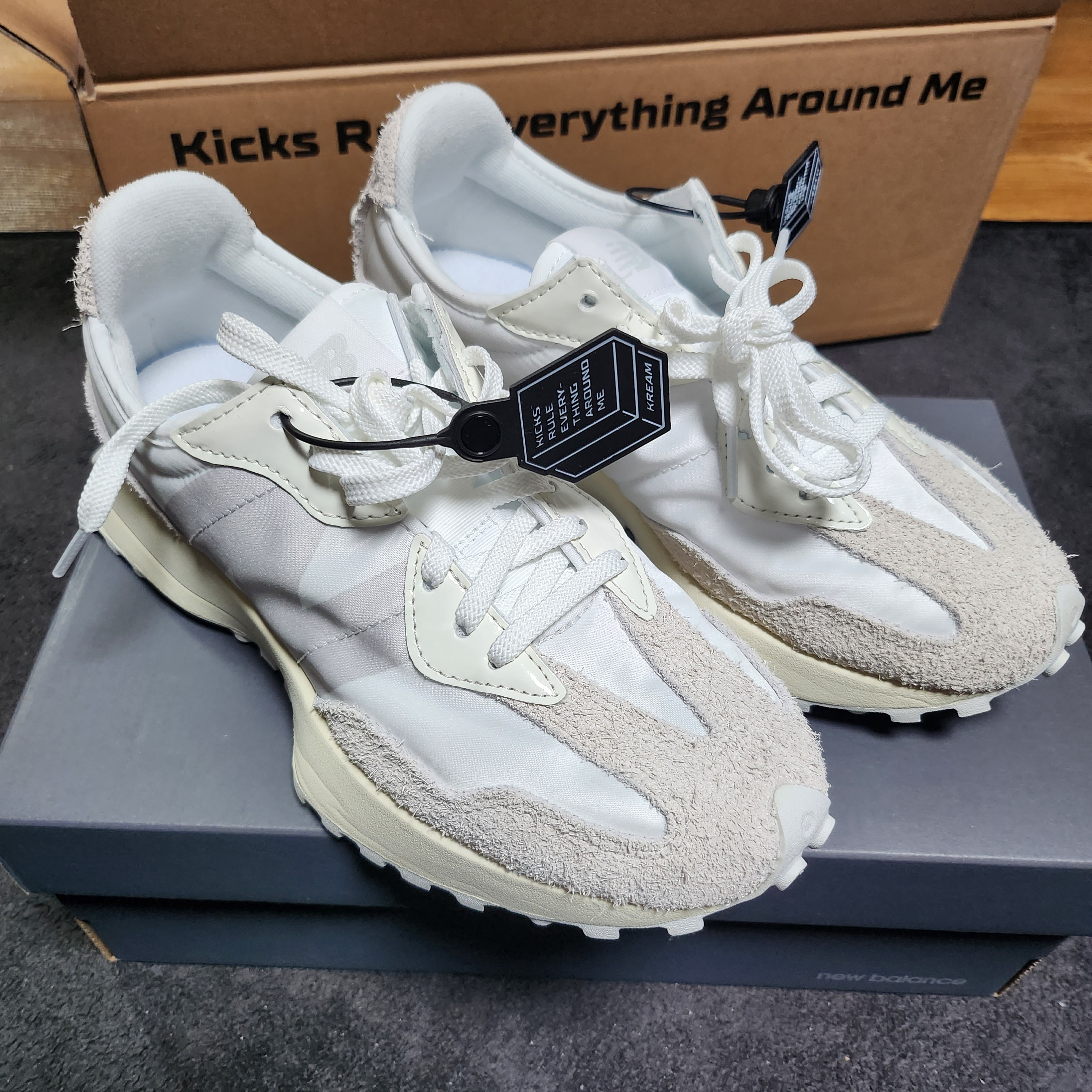 (W) New Balance 327 White Moonbeam 착용 스타일
