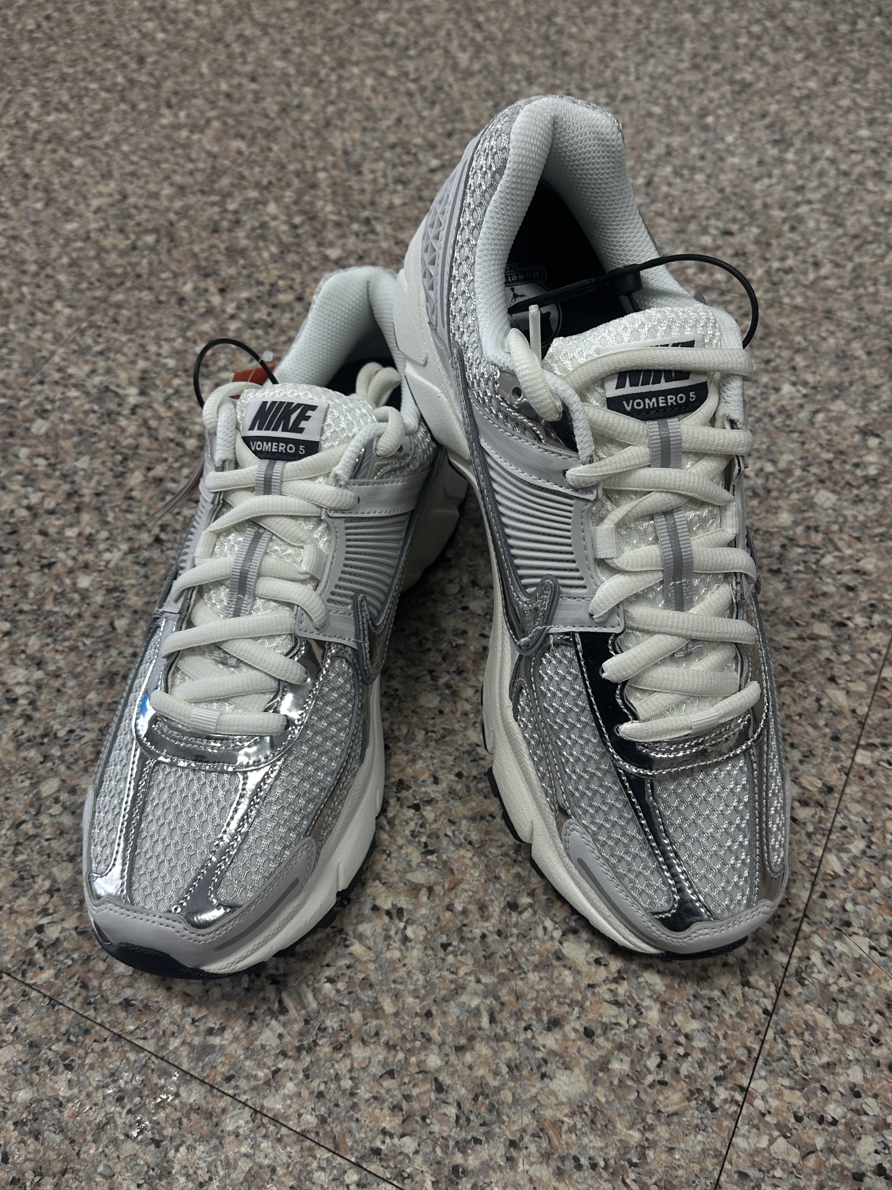 (W) Nike Zoom Vomero 5 Photon Dust and Metallic Silver 착용 스타일 - 1