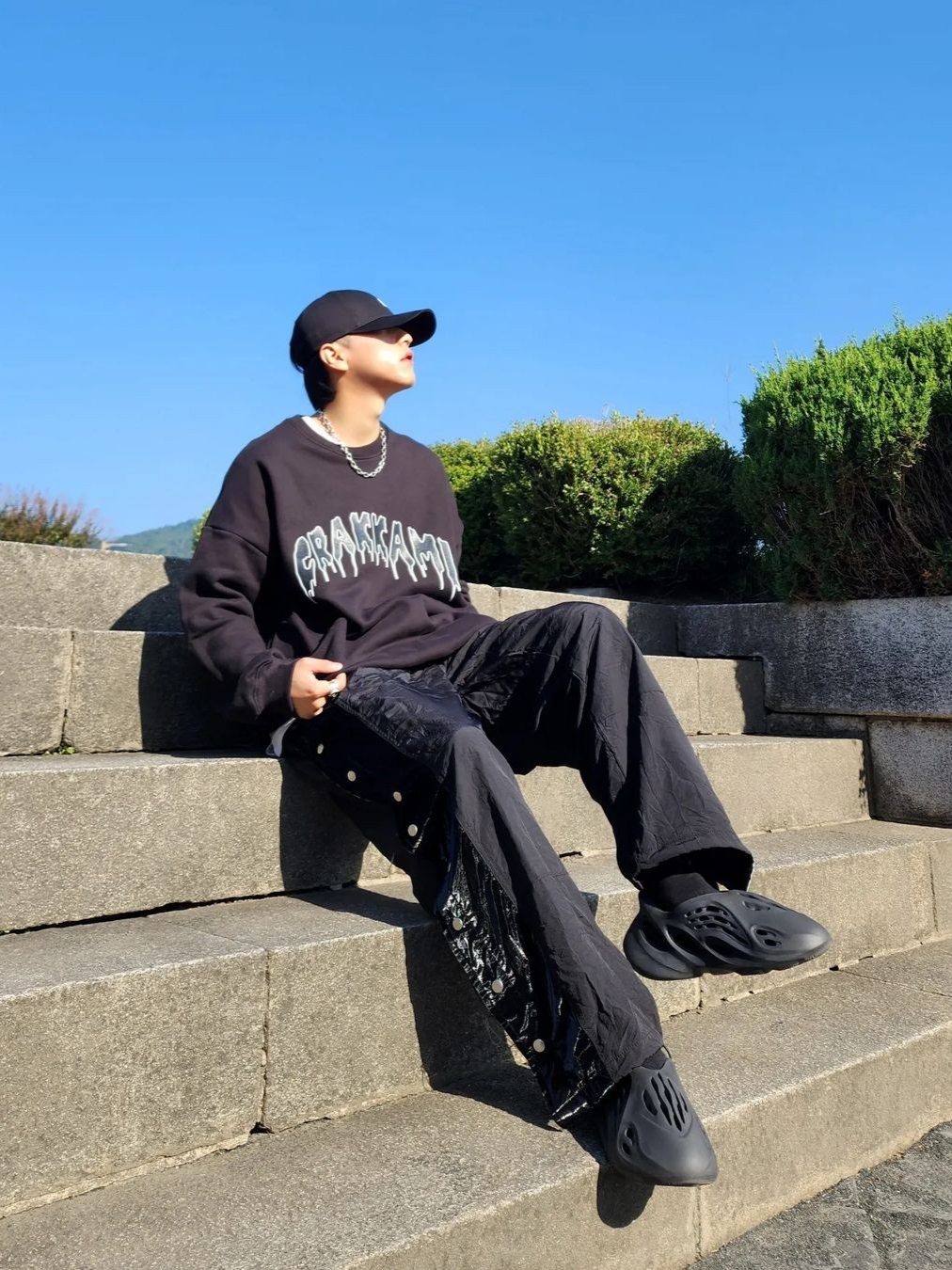 AOP Snap Track Pants Meta Black 착용 스타일 - 1