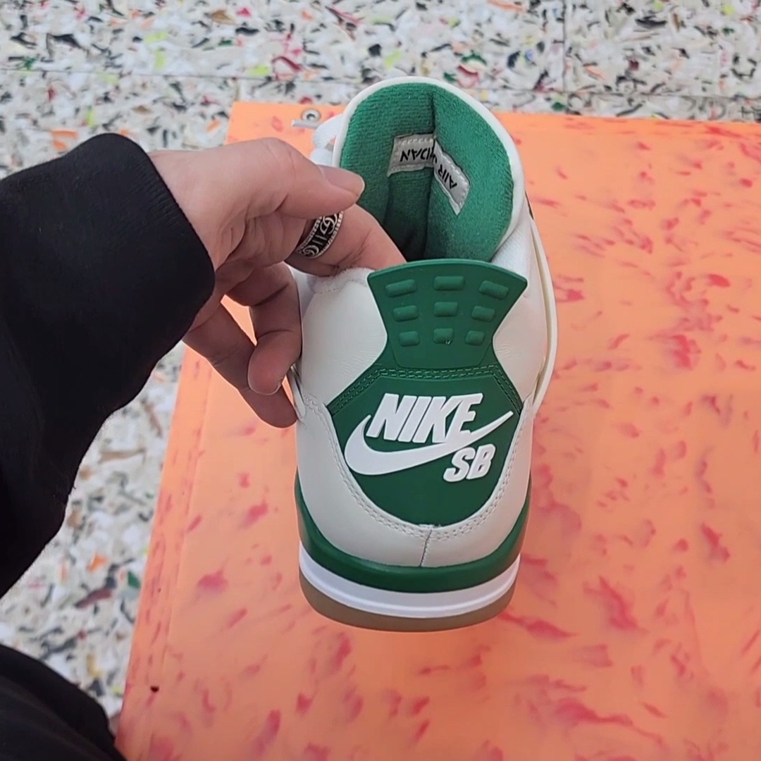 Jordan 4 x Nike SB Retro SP Pine Green 착용 스타일 - 3