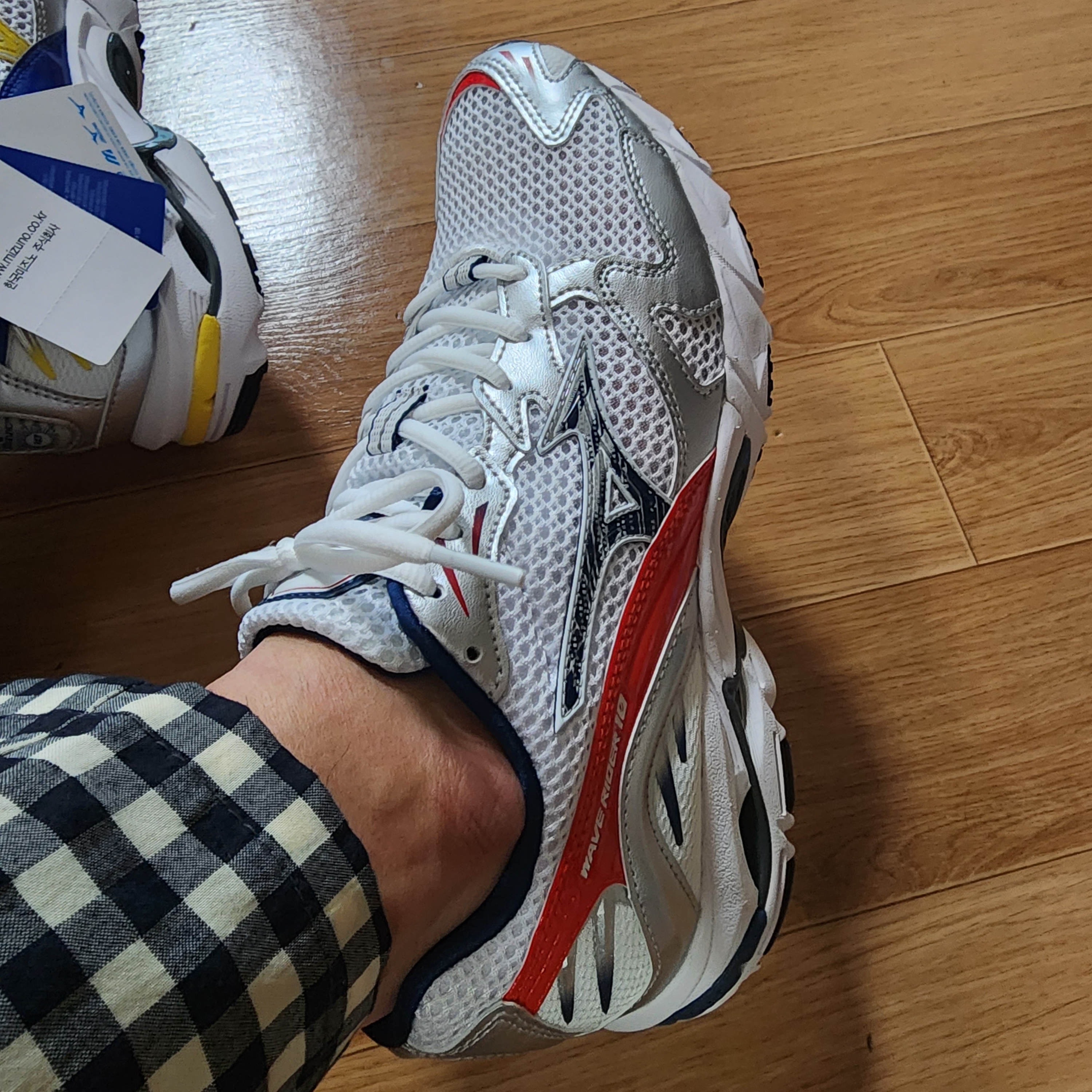 Mizuno Wave Rider 10 White Insignia Blue High Risk Red, Mizuno Wave Rider 10 White Sunstruck Mazarine Blue 착용 스타일 - 3