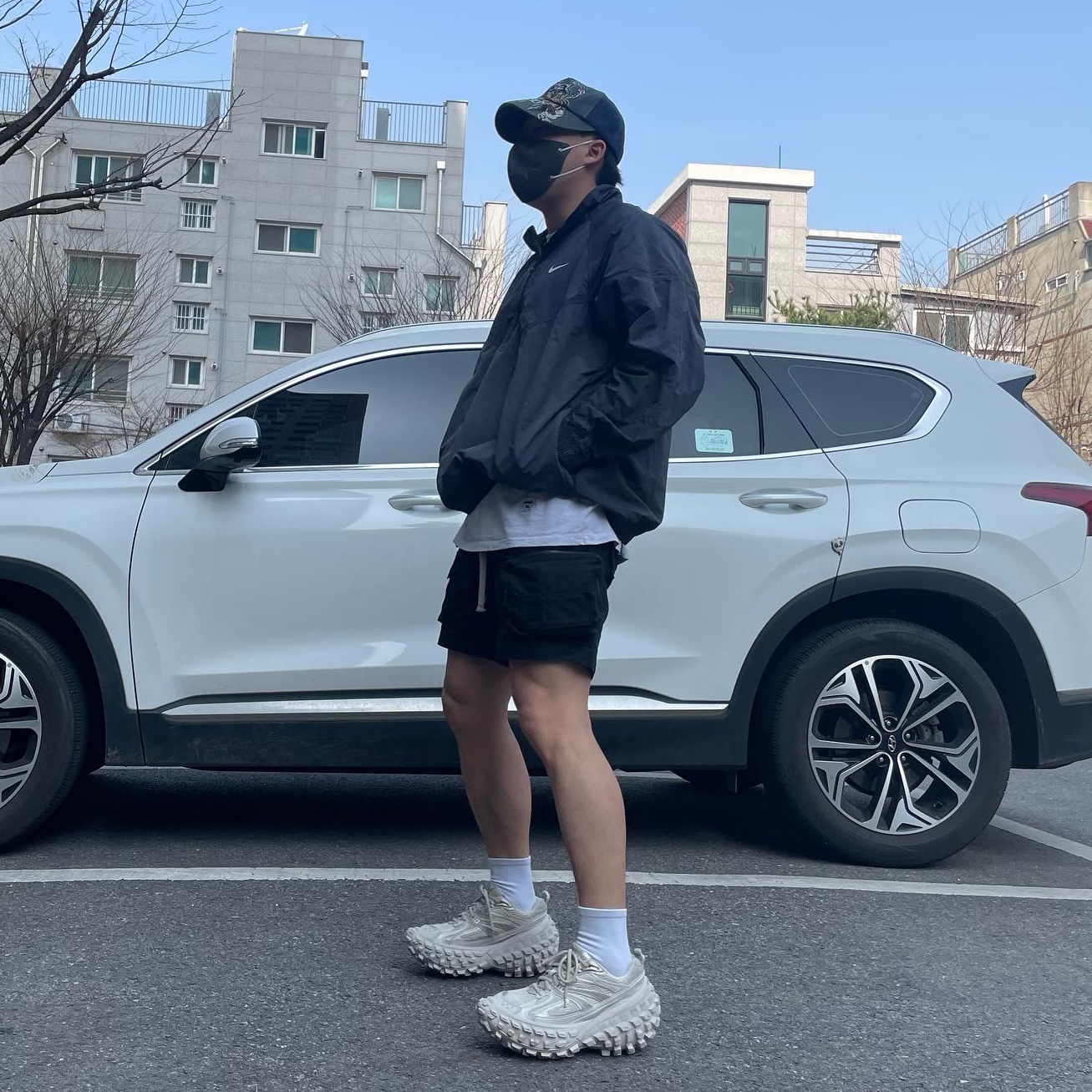 Balenciaga Defender Sneakers Beige, Nike x Stussy Windrunner Jacket Off Noir 착용 스타일 - 4