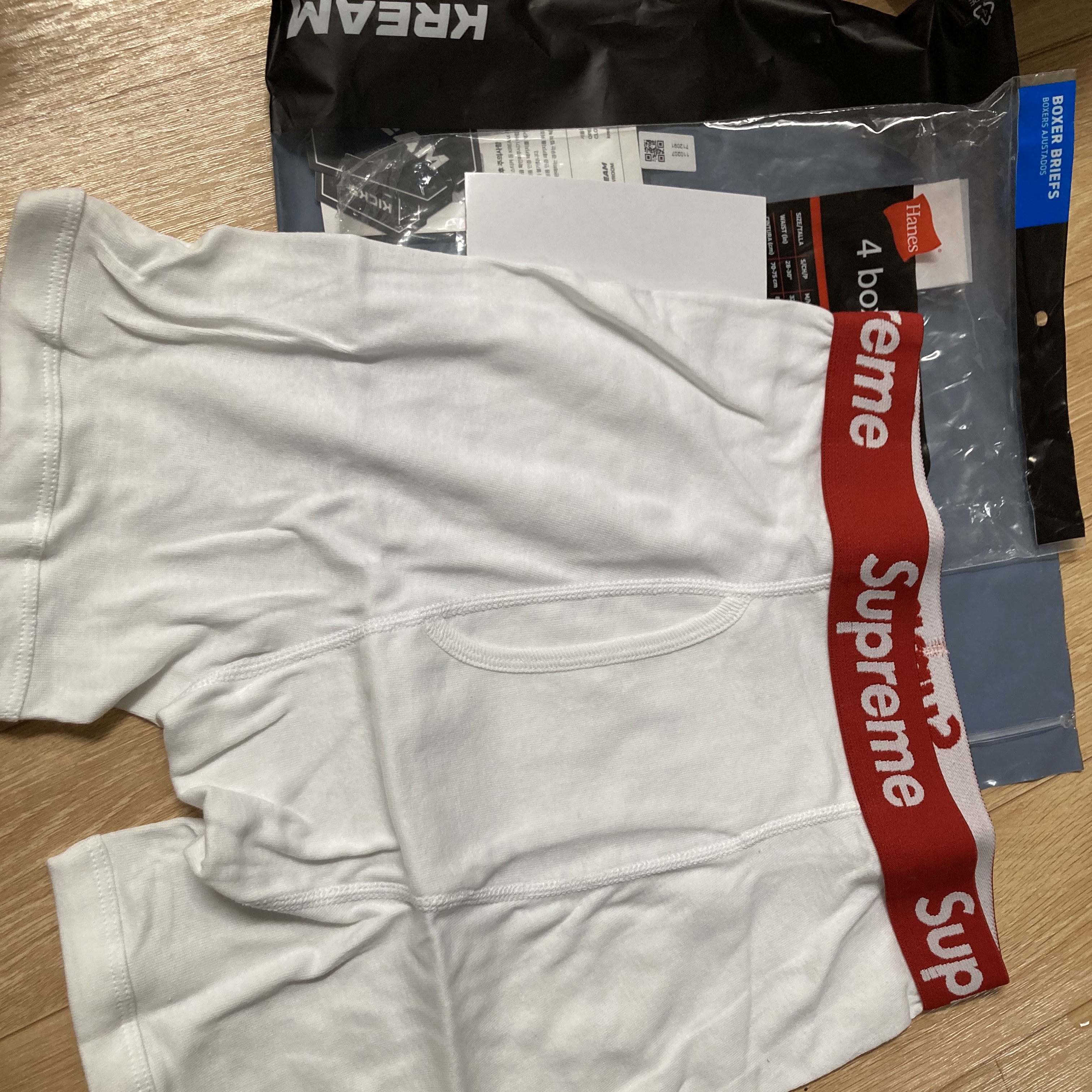 Supreme Hanes Boxer Briefs Black (4 Pack), Supreme Hanes Boxer Briefs White (4 Pack) 착용 스타일 - 3