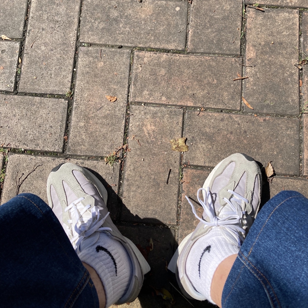 New Balance 327 Grey 착용 스타일