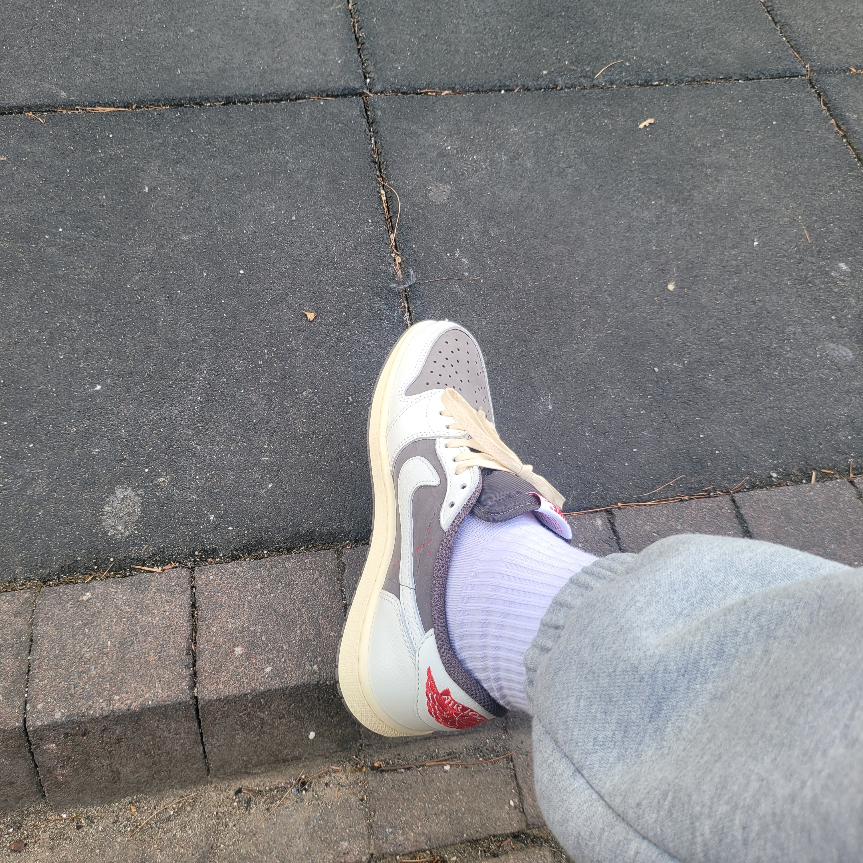 Jordan 1 x Travis Scott Retro Low OG SP Sail and Ridgerock 착용 스타일