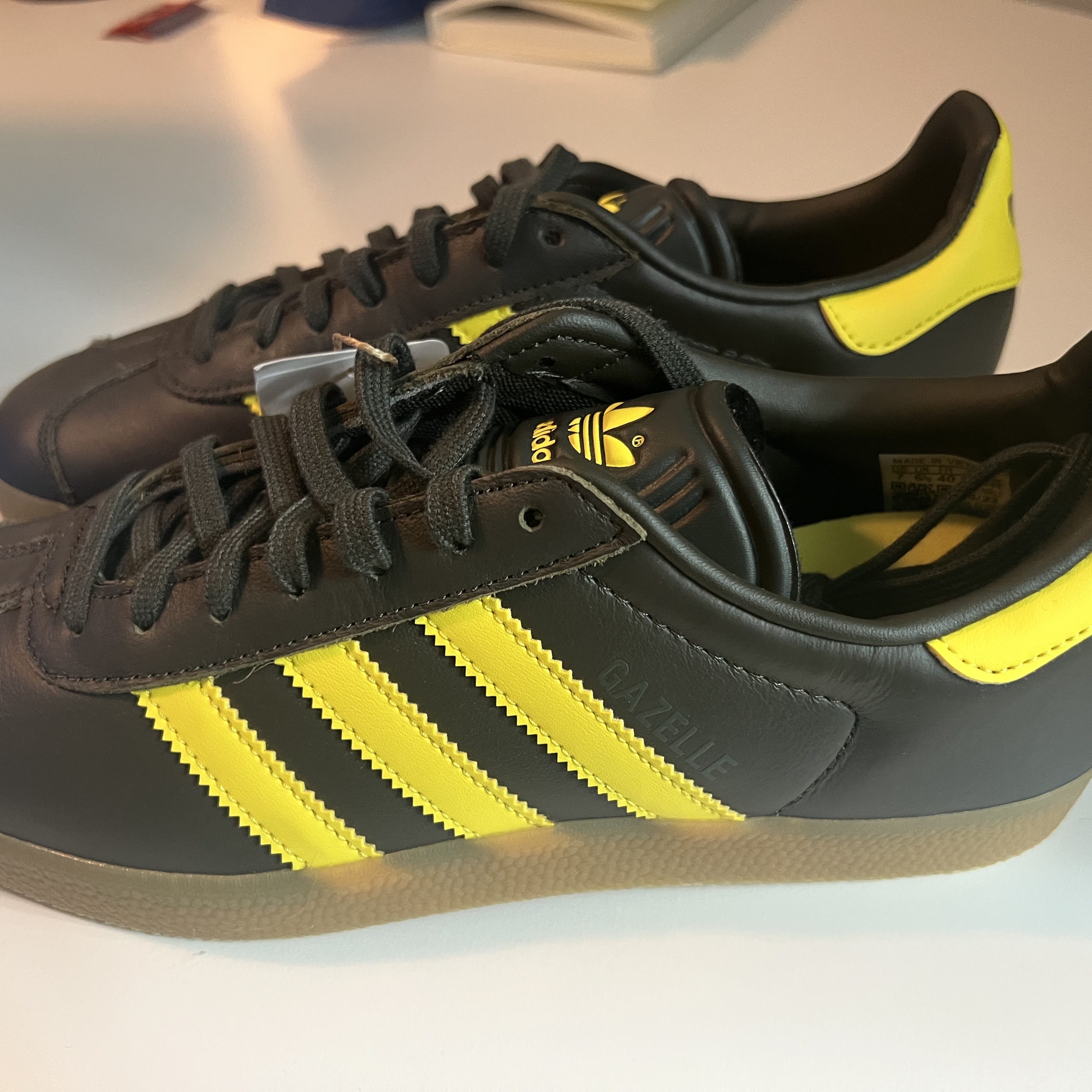 Adidas Gazelle Shadow Olive Impact Yellow 착용 스타일