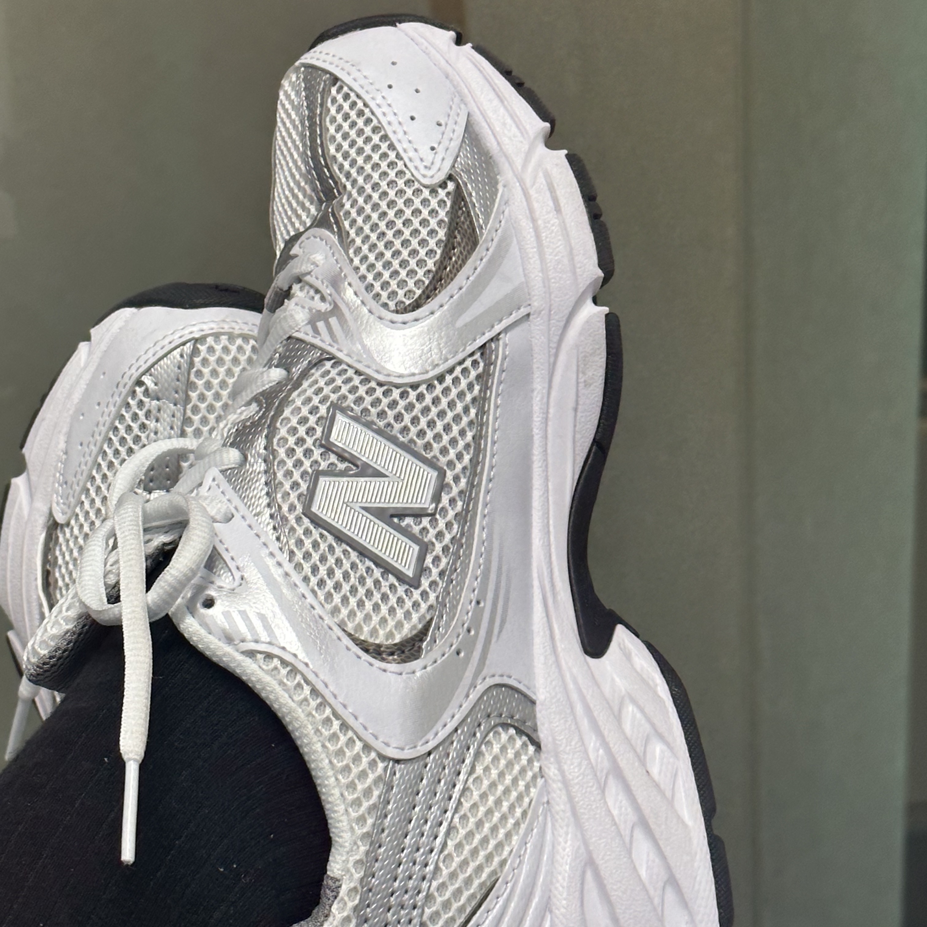 New Balance 530 White Silver 착용 스타일