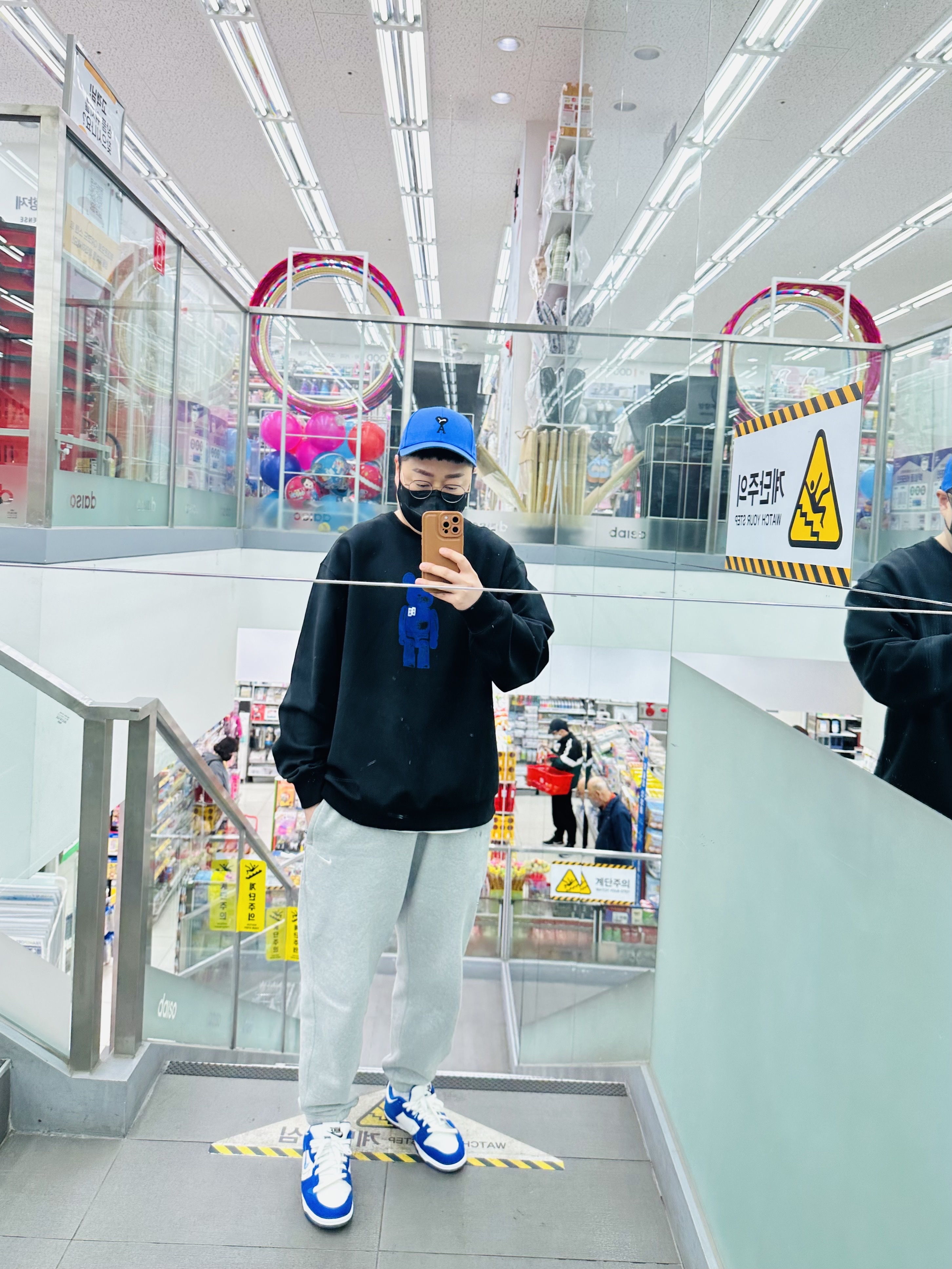 Puma x AMI Low Curve Cap Dazzling Blue, Nike NRG Solo Swoosh Fleece Pants Dark Grey Heather - Asia 착용 스타일 - 2